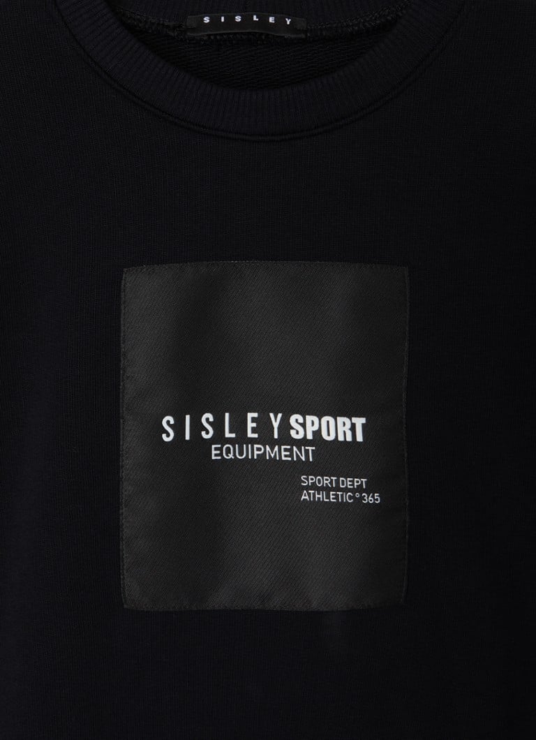 Sisley Young -neulepusero, jossa logobrodeeraus