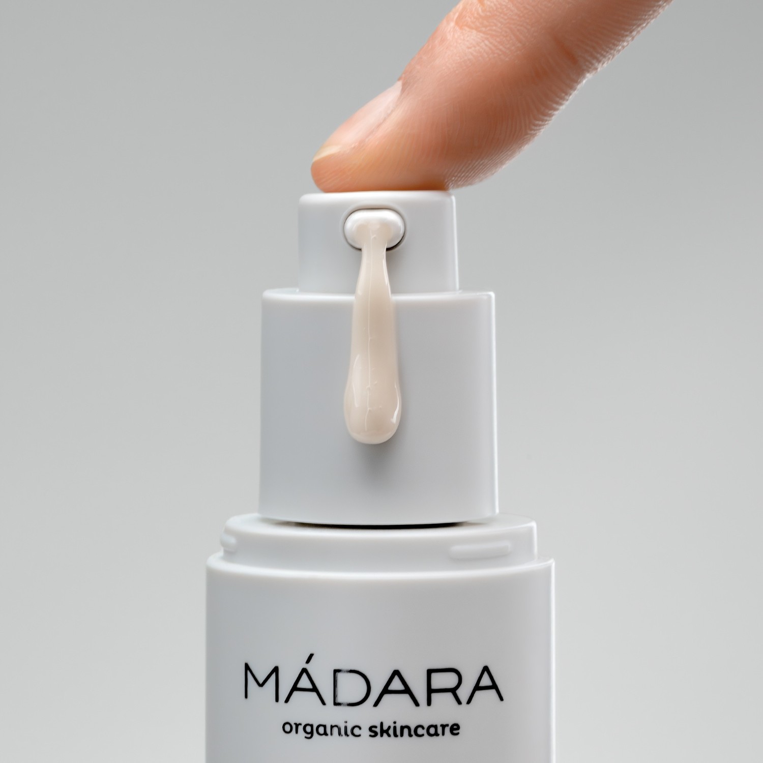 MÁDARA Alternatívne botanické sérum s niacínamidom 5 v 1