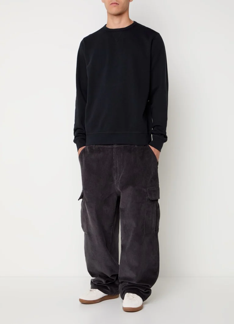 Pop Trading Company -neulepusero, jossa on painatus takana