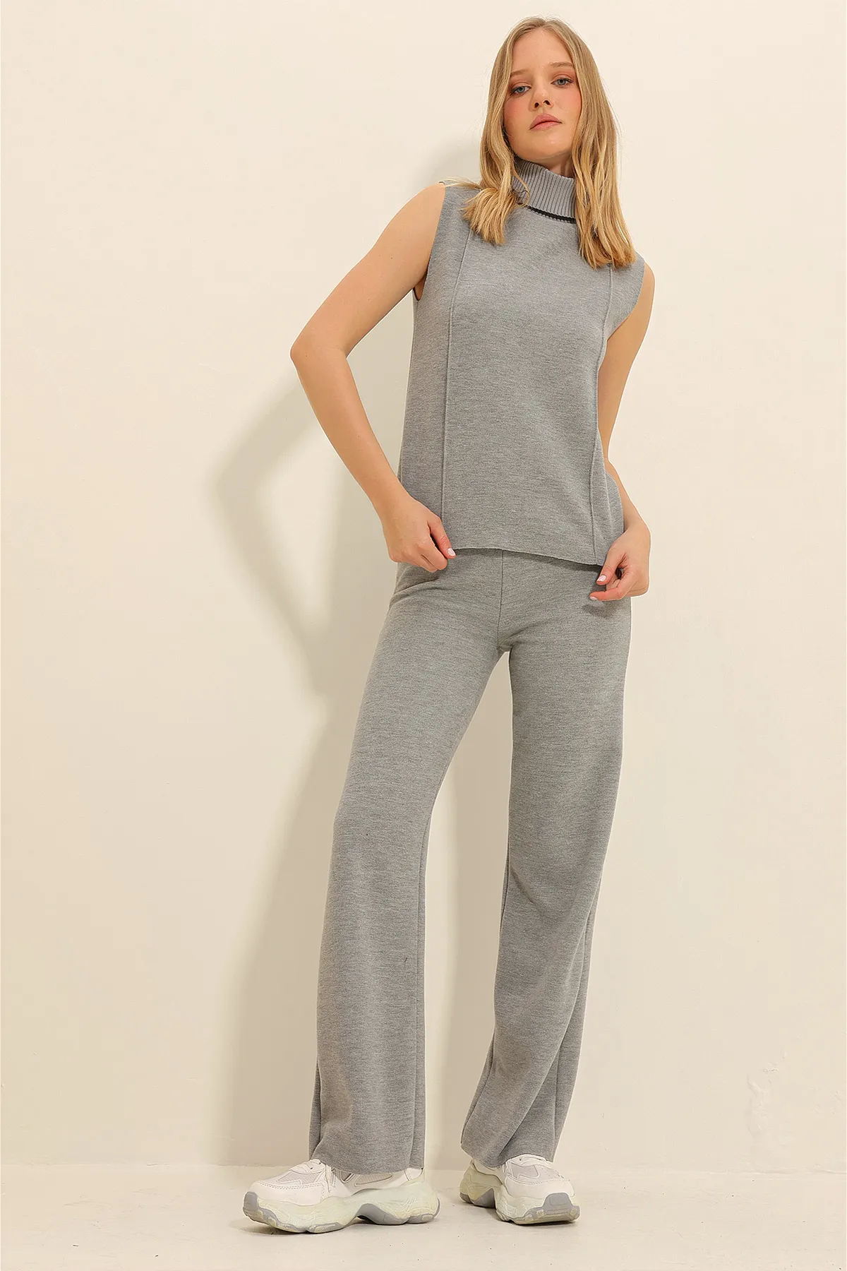 Trend Alaçatı Stili  Damen-Anzug aus grauem Rollkragenpullover vorne genäht, Thessaloniki-Strickstrickhose, Pullover-Anzug ALC-X11302