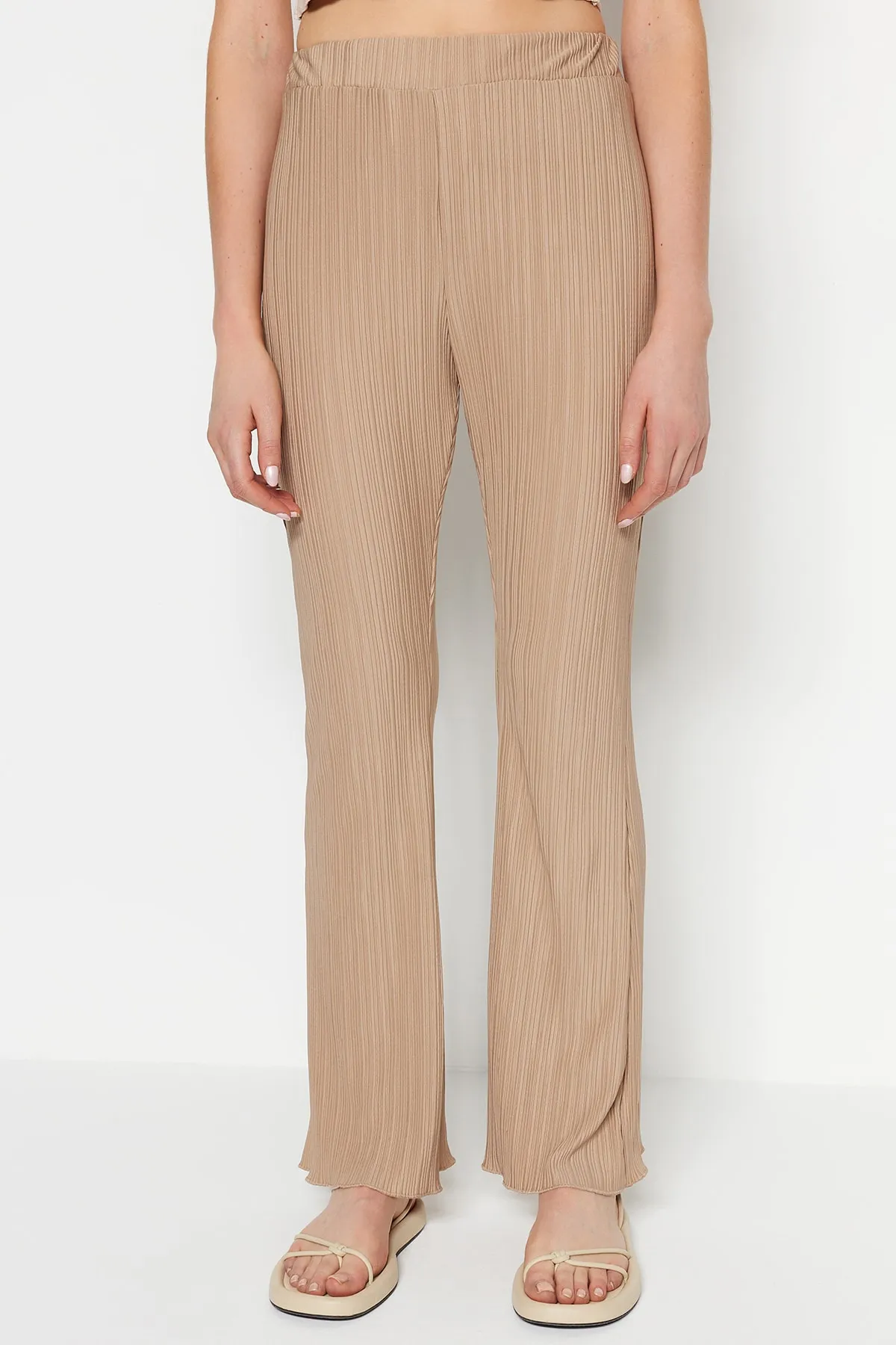 Trendyol Collection  Nerzfarbene, plissierte, ausgestellte/spanische Strickhose mit hoher Taille TWOSS23PL00115