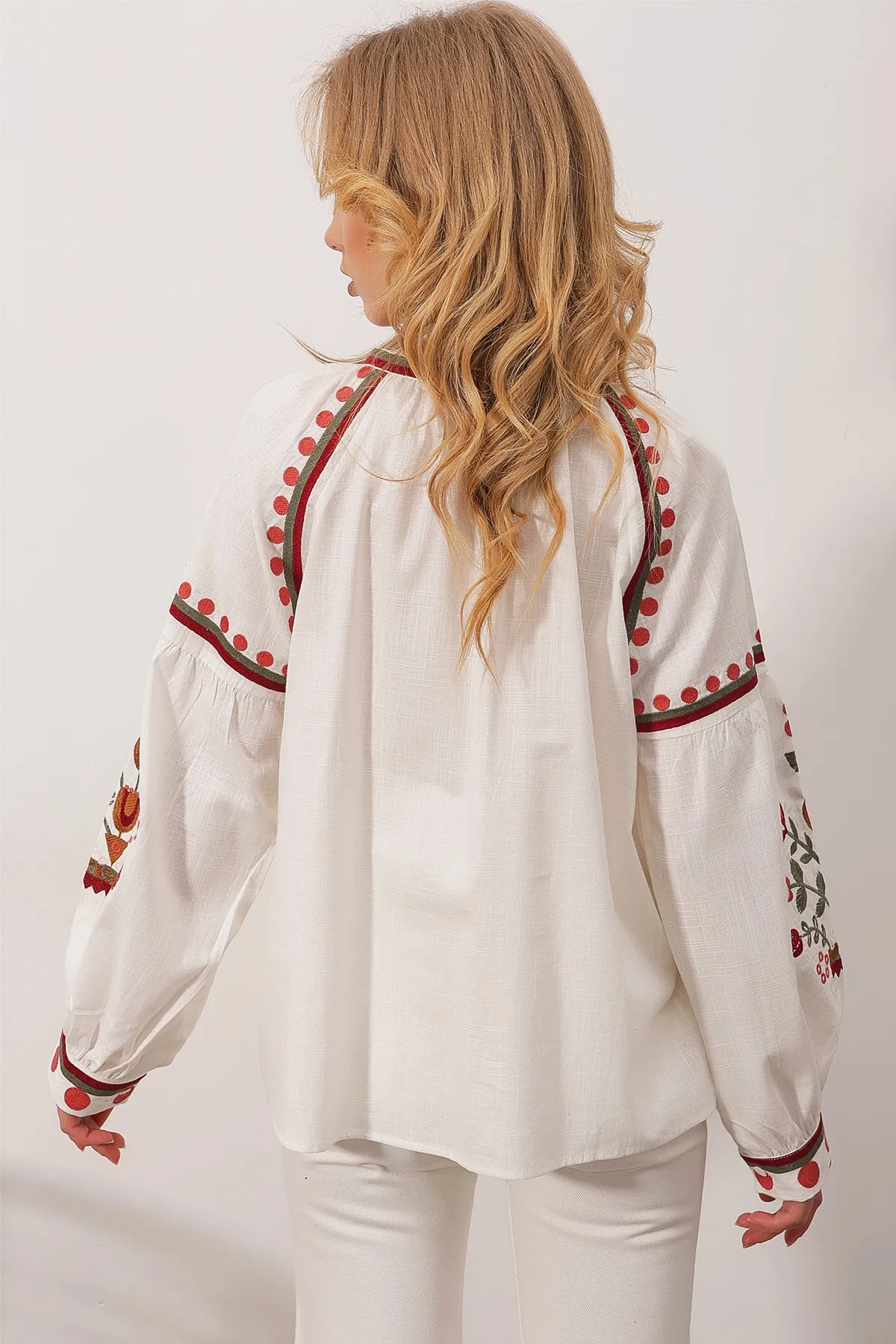Trend Alaçatı Stili  Damen-Bluse aus Leinen mit weißen Kragenärmeln, bestickt, zum Schnüren, Übergröße, ALC-X9905