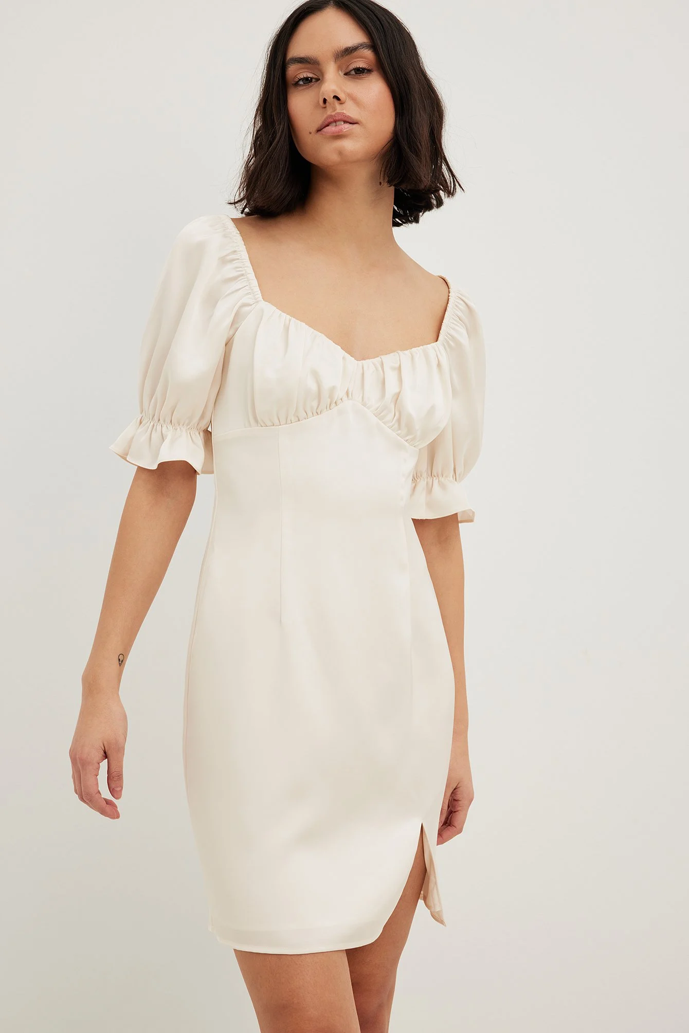 Minikleid mit geraffter Brust und Schlitz