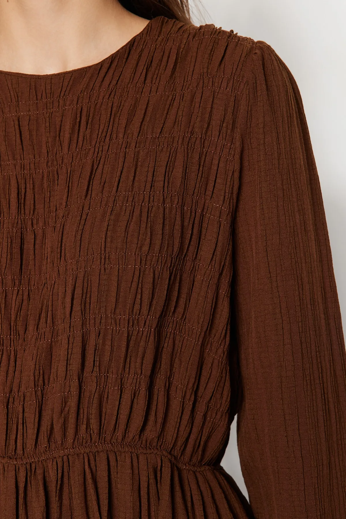 Trendyol Modest  Braunes gewebtes Kleid mit elastischer Taille und Gipe-Detail TCTSS23EB00026