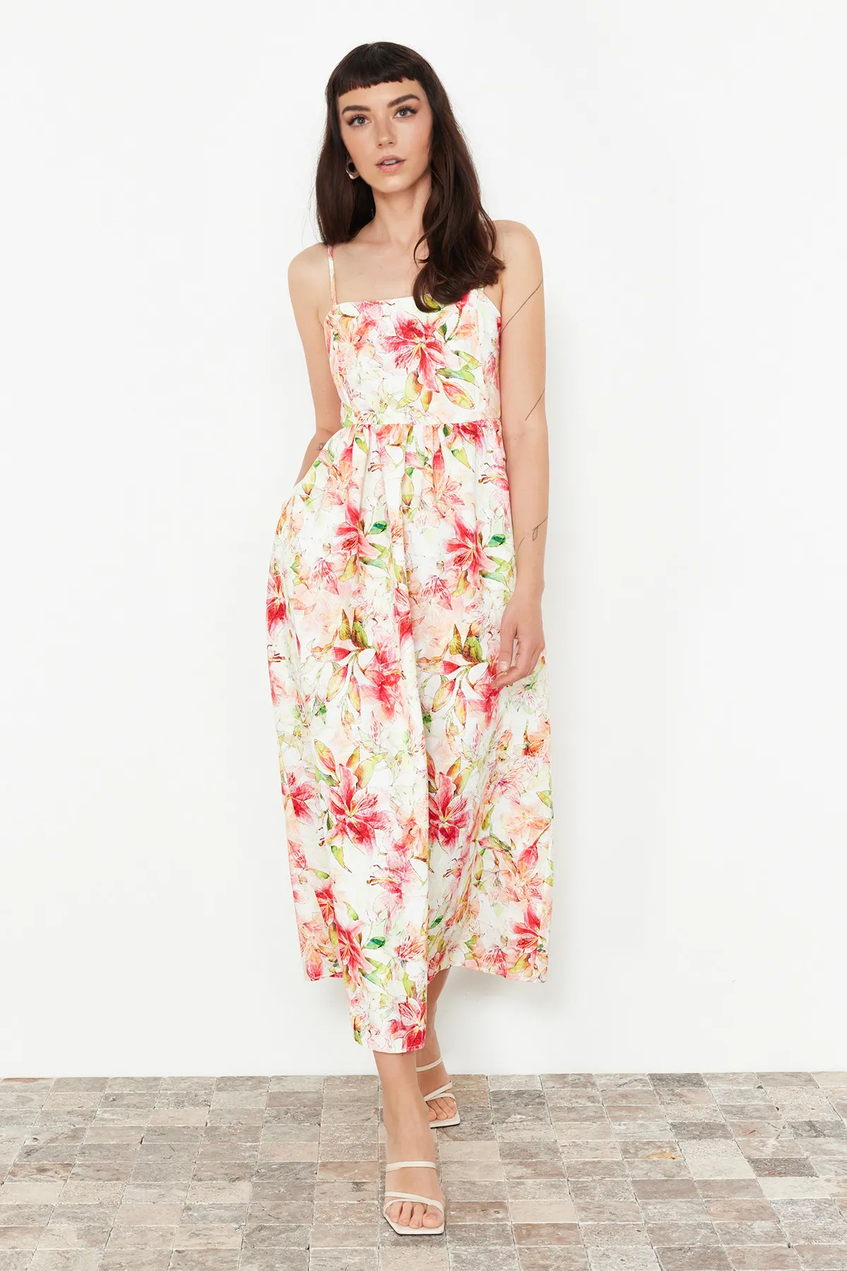 Trendyol Collection  Mehrfarbiges, gewebtes A-Linien-Kleid mit Blumendruck und quadratischem Ausschnitt TWOSS23EL02382
