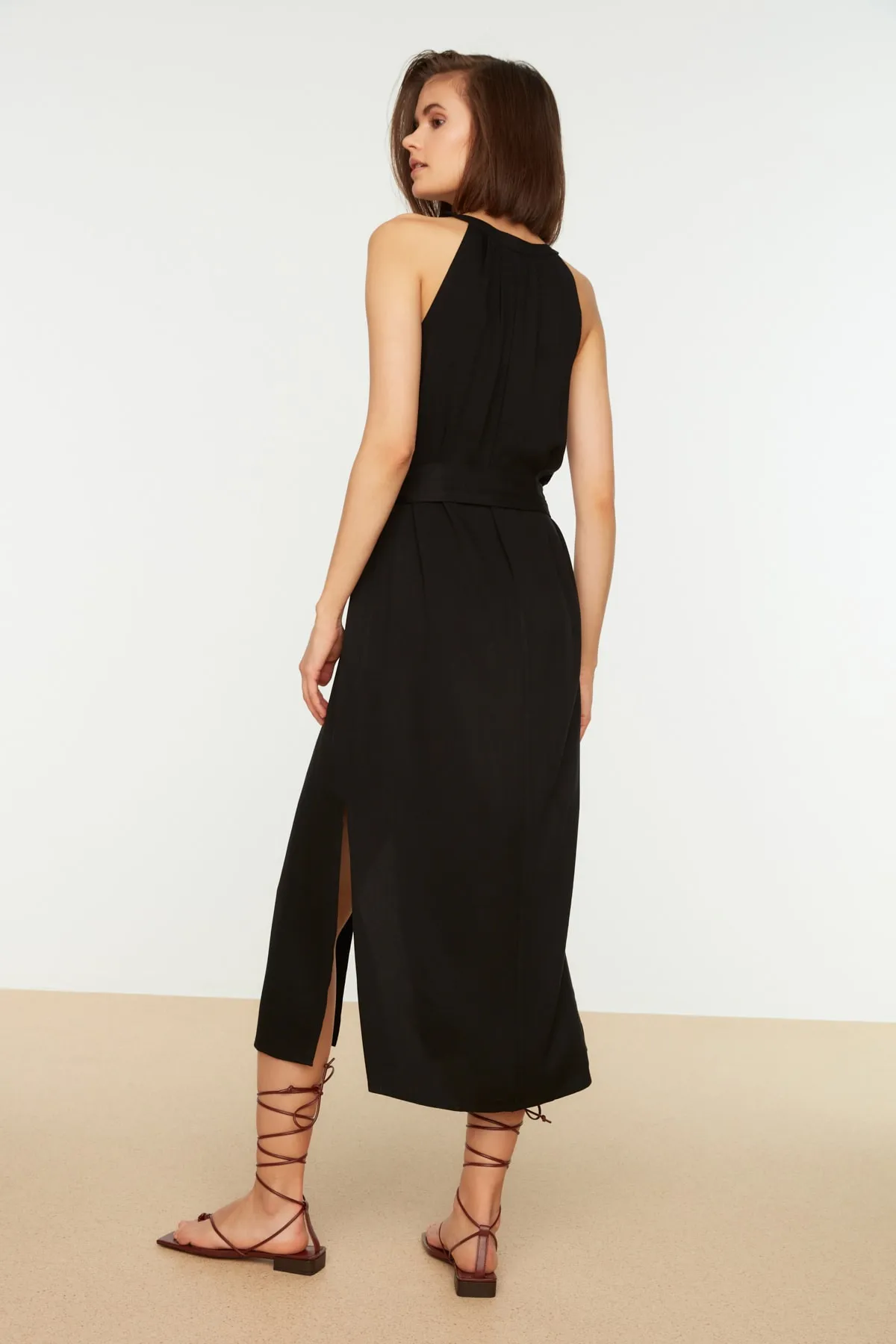 Trendyol Collection  Schwarzes gewebtes Midi-Hemdkleid mit Gürtel und vorherrschendem Kragen TWOSS19XM0112