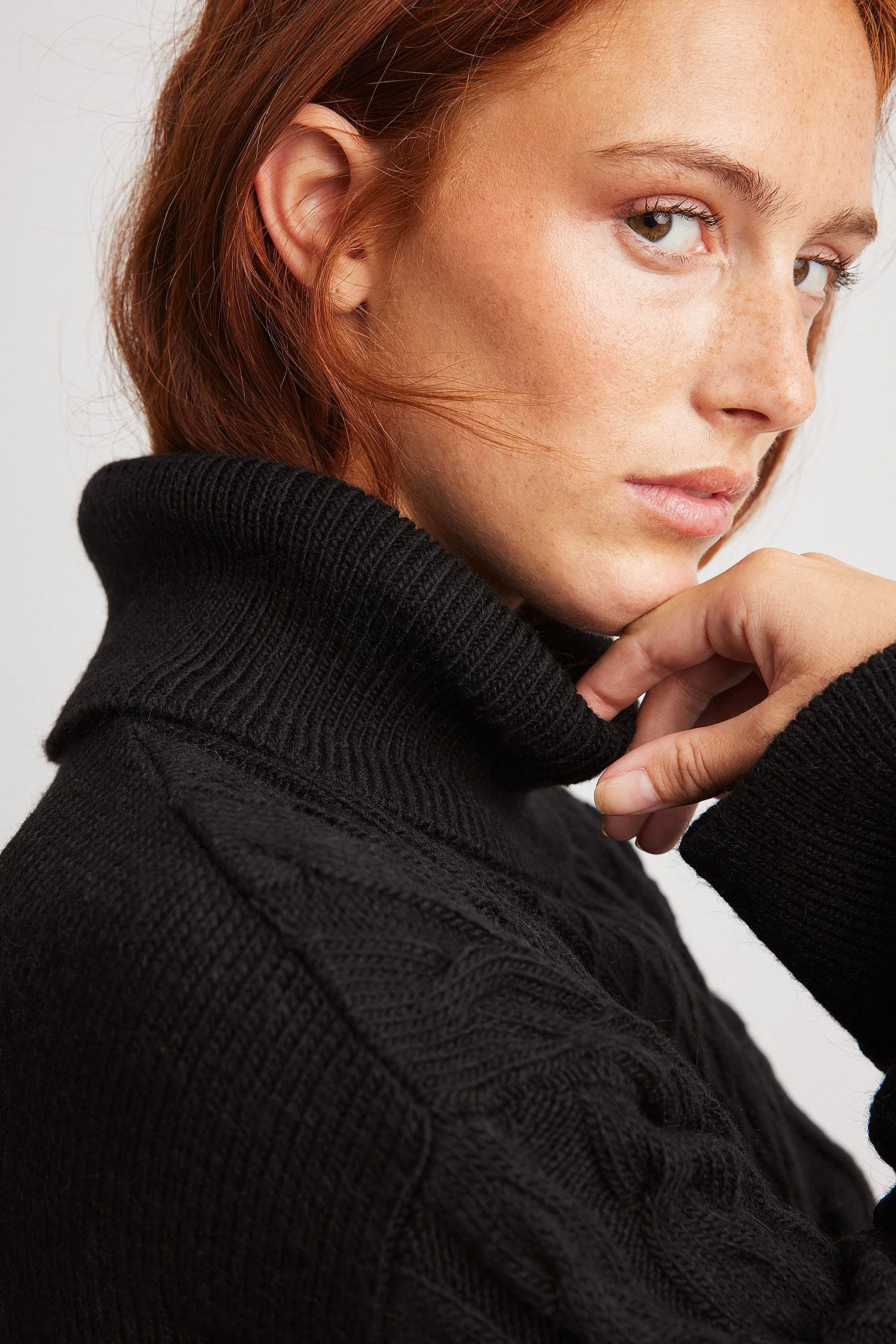 Strickpullover mit Rollkragen und Zopfmuster