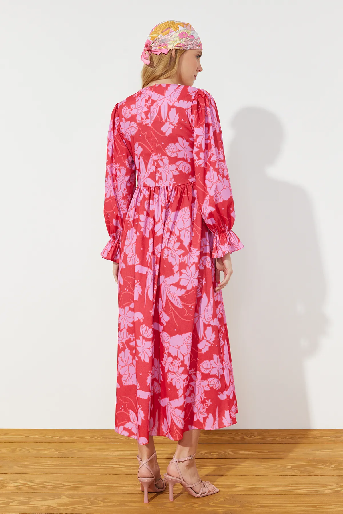 Trendyol Modest  Rotes, mit Blumenmuster bedrucktes Gimped-Webkleid in Übergröße TCTSS24EB00109
