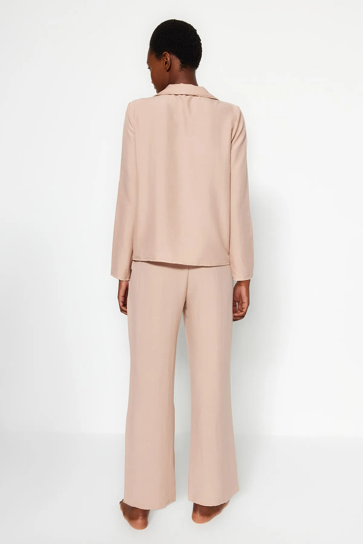 Trendyol Collection  Beige besticktes Pyjama-Set aus Hemd und Hose aus Webstoff THMAW24PT00000