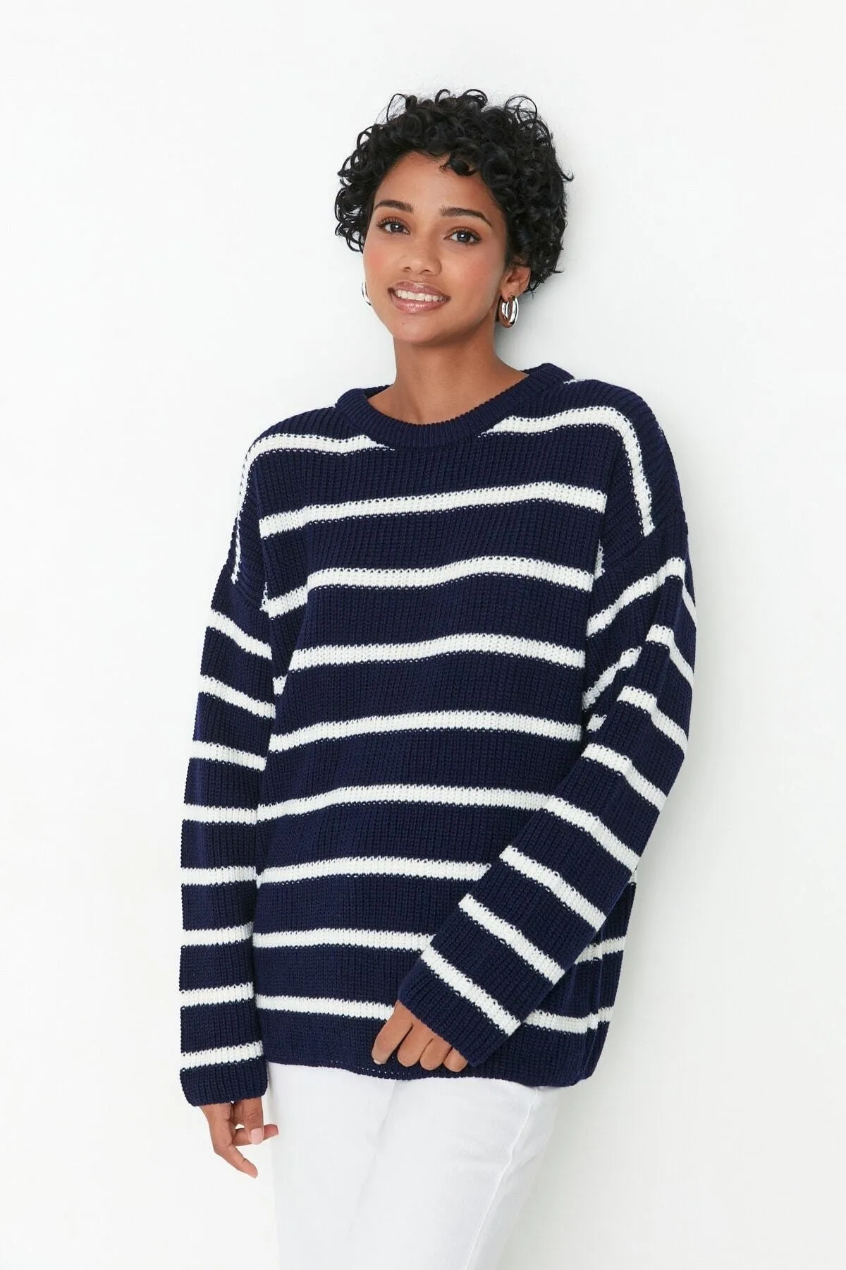Trendyol Collection  Marineblauer Strickpullover mit weiter Passform TWOAW23KZ00720
