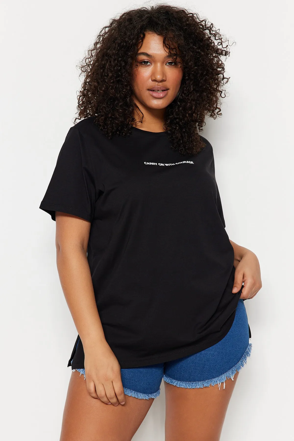 Trendyol Curve  Schwarzes, bedrucktes, kurzes Strick-T-Shirt mit Rundhalsausschnitt TBSSS23BF00022