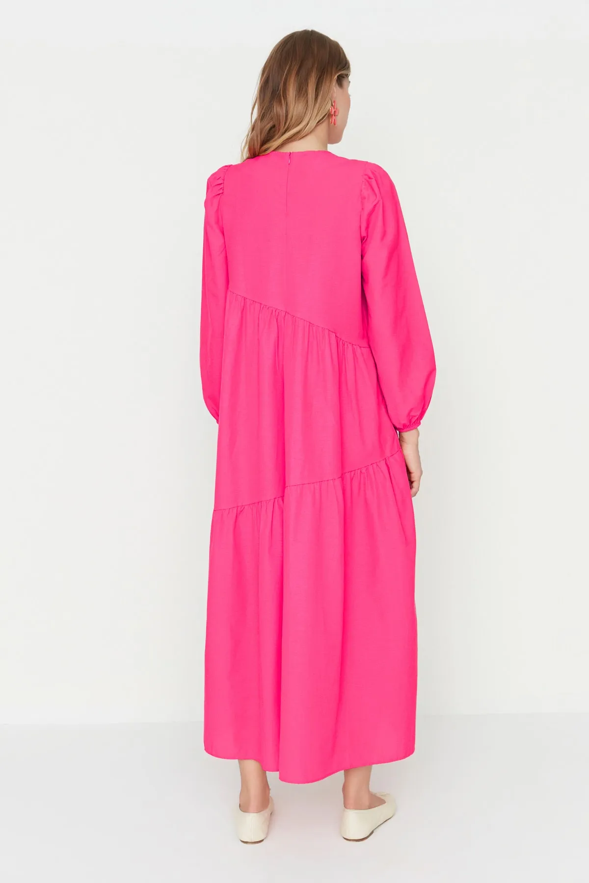Trendyol Modest  Rotes, gewebtes Baumwollkleid mit weitem Schnitt und Raffung TCTSS21EL3470