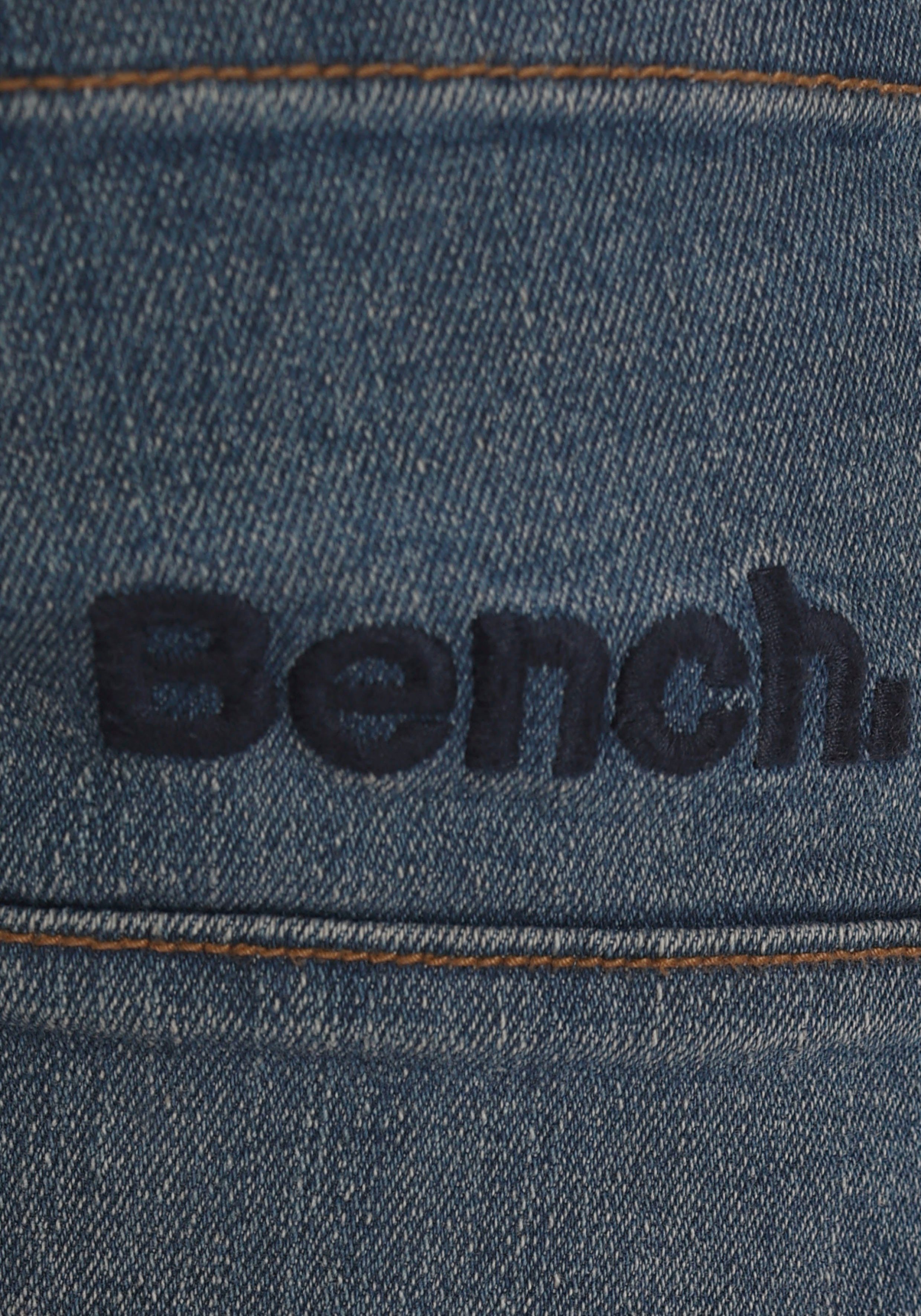 Bench. Stretch-Jeans regular fit mit schmalem Bein