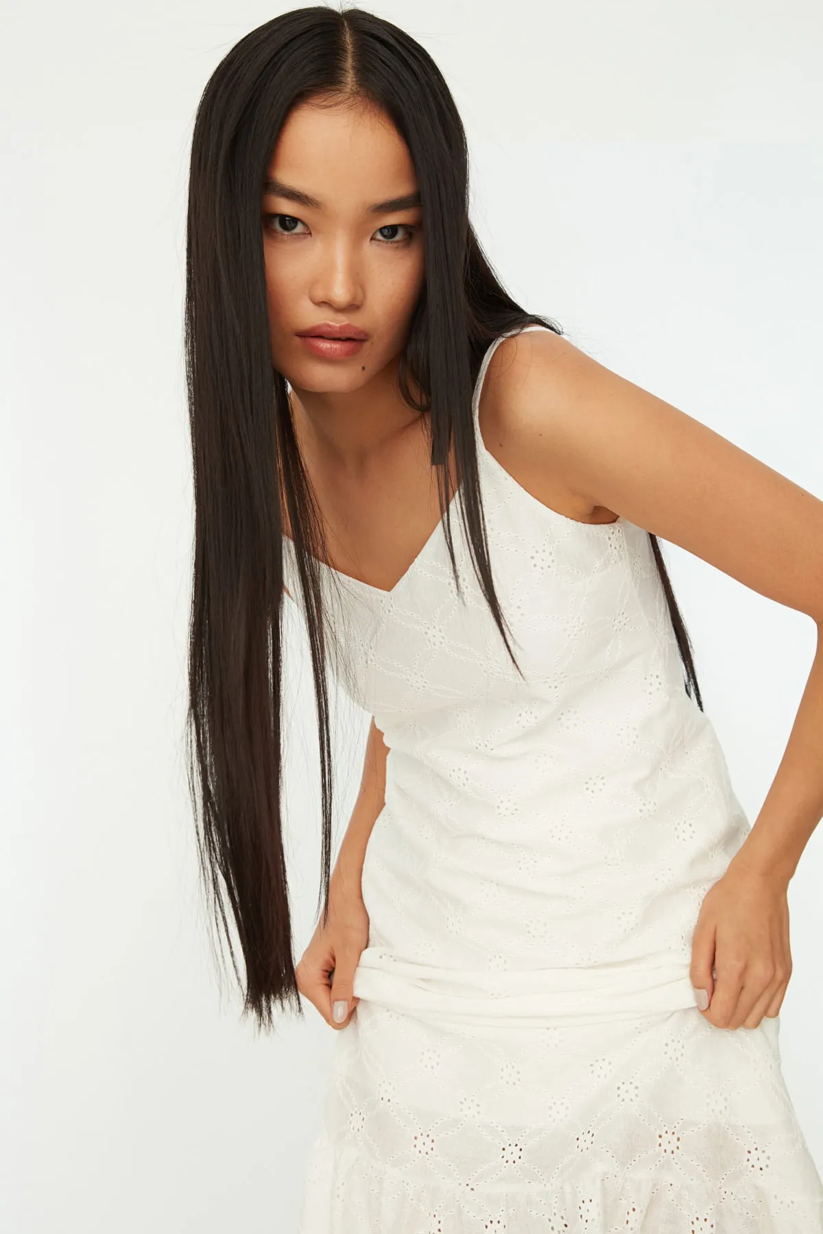 Trendyol Collection  Weißes, gewebtes Kleid mit Trägerstickerei und Stickerei TWOSS21EL3001