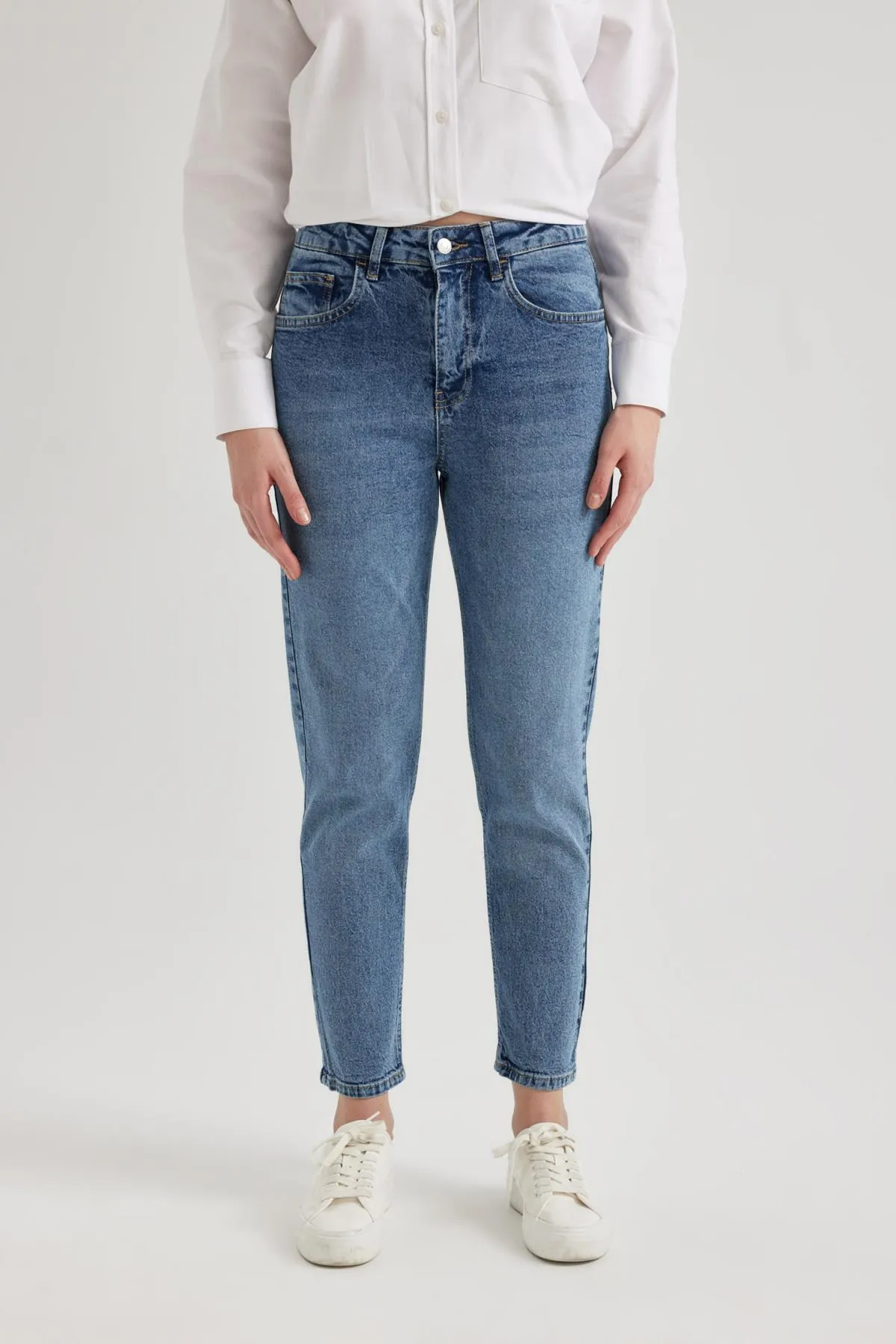 DeFacto  Lina Comfort Mom Fit Jeanshose mit hoher Taille und Knöchellänge B8845ax24sp