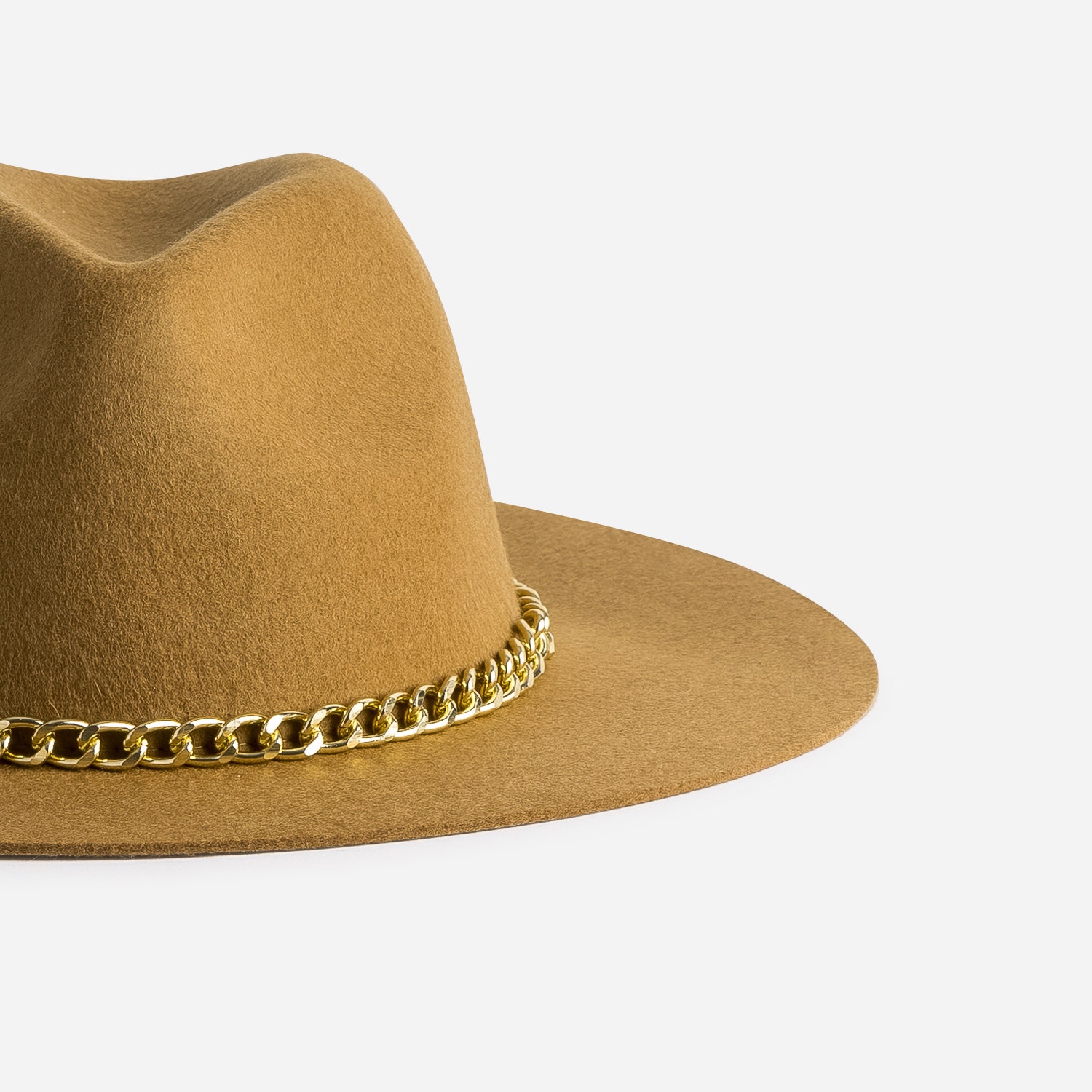 Chapeau camel avec ganse-chaînette métal