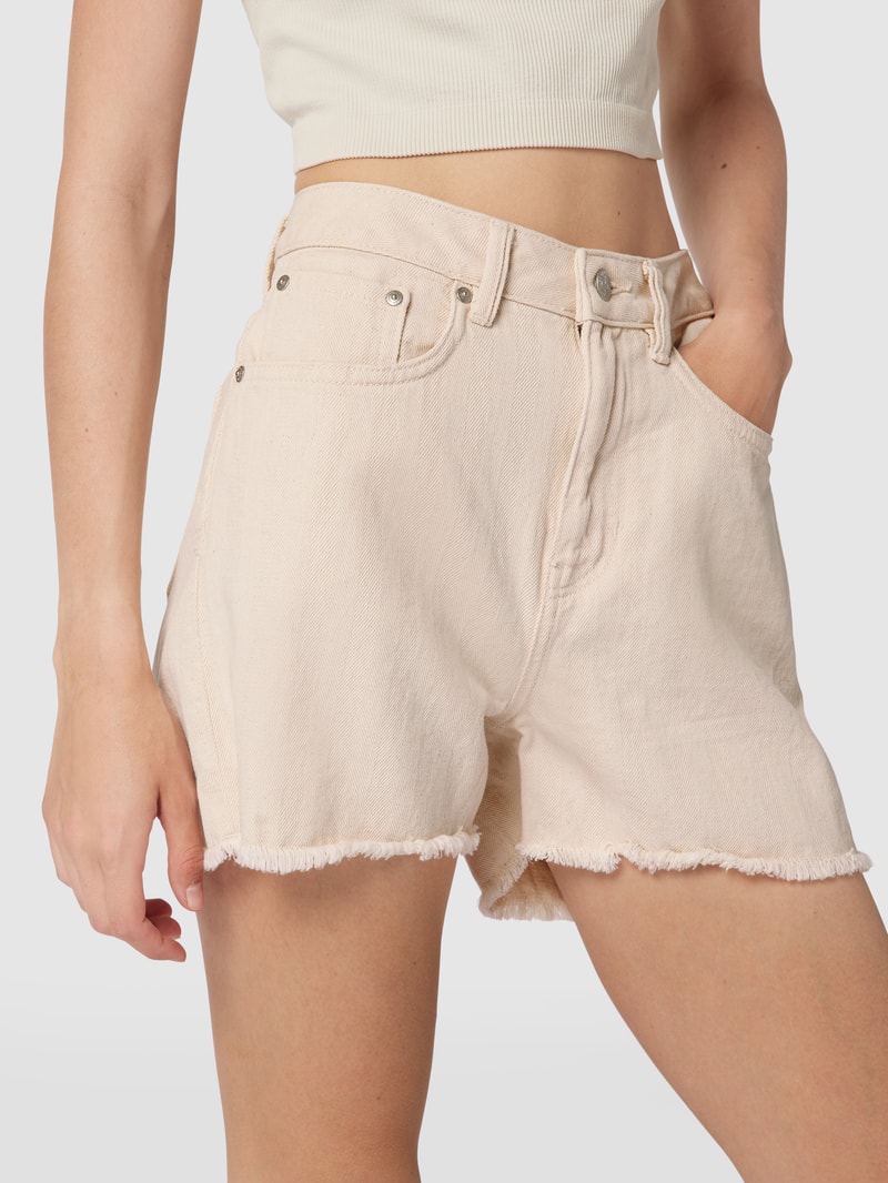 Shorts mit Label-Patch in sand