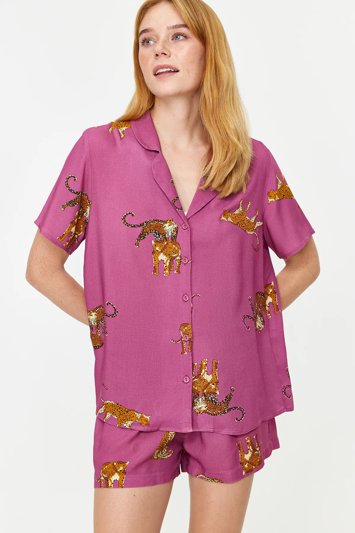 Trendyol Collection  Dunkelrosafarbenes, gewebtes Pyjama-Set mit Hemd und Shorts aus Viskose mit Tiermuster THMSS21PT1501