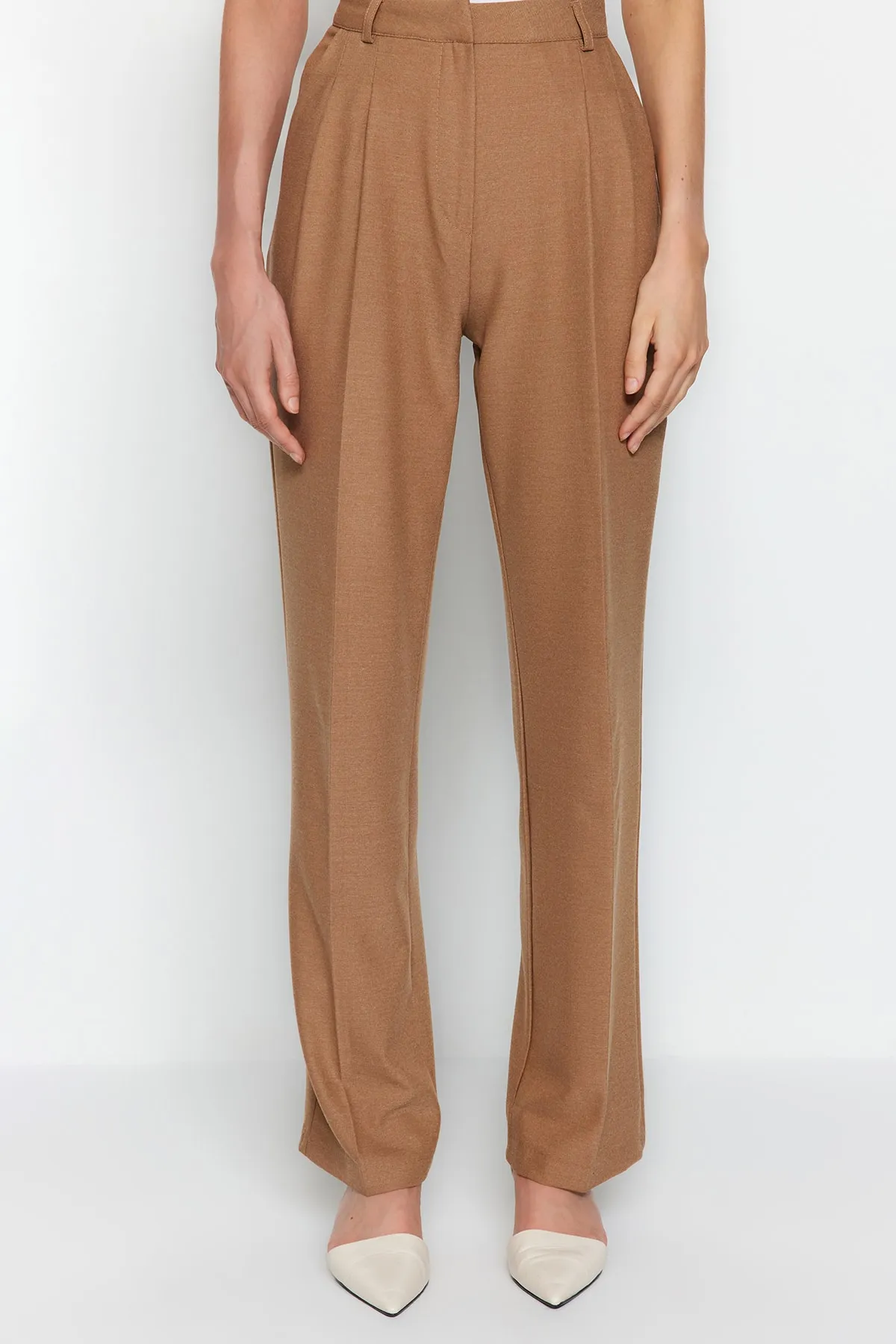 Trendyol Collection  Braune, gerade geschnittene, plissierte Webhose in limitierter Auflage TWOAW23PL00401