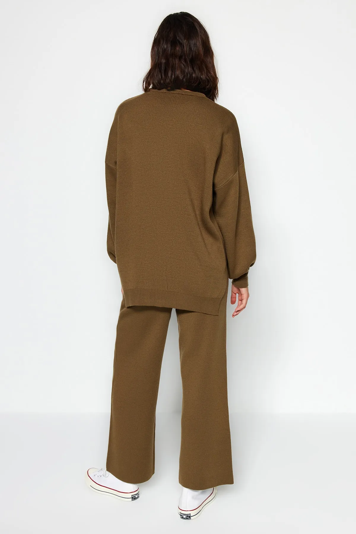 Trendyol Collection  Khakifarbenes Strickoberteil und -unterteil mit Ballonärmeln und weiter Passform TWOAW24AU00067