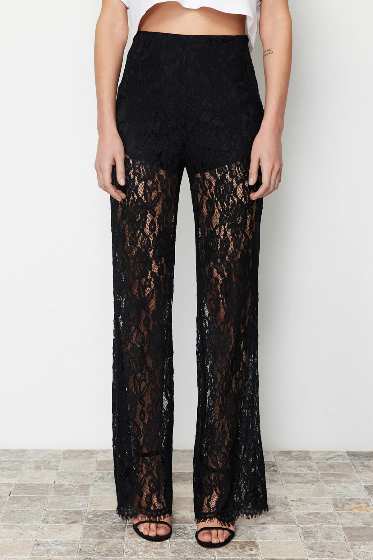 Trendyol Collection  Schwarze, gewebte Hose mit ausgestelltem Bein und Spitze TWOSS24PL00096