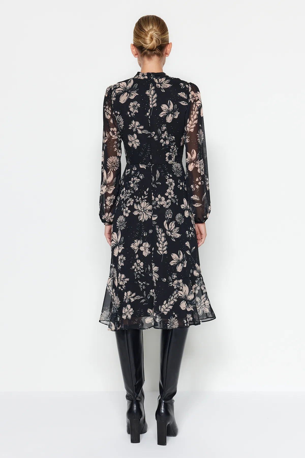 Trendyol Collection  Schwarzes, mit Chiffon gefüttertes, gewebtes Kleid mit Blumenmuster TWOAW23EL01436