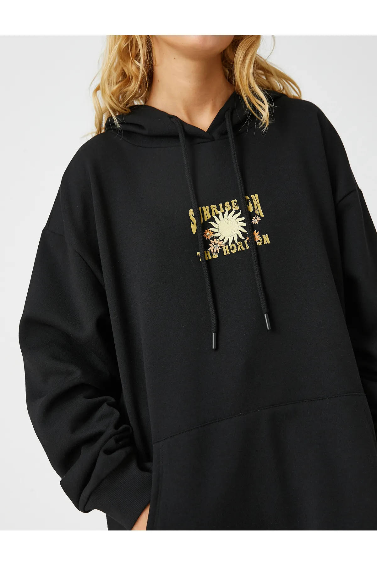 Koton  Übergroßes Sweatshirt mit bedruckter Kapuze, Taschendetail und Fleece-Innenseite