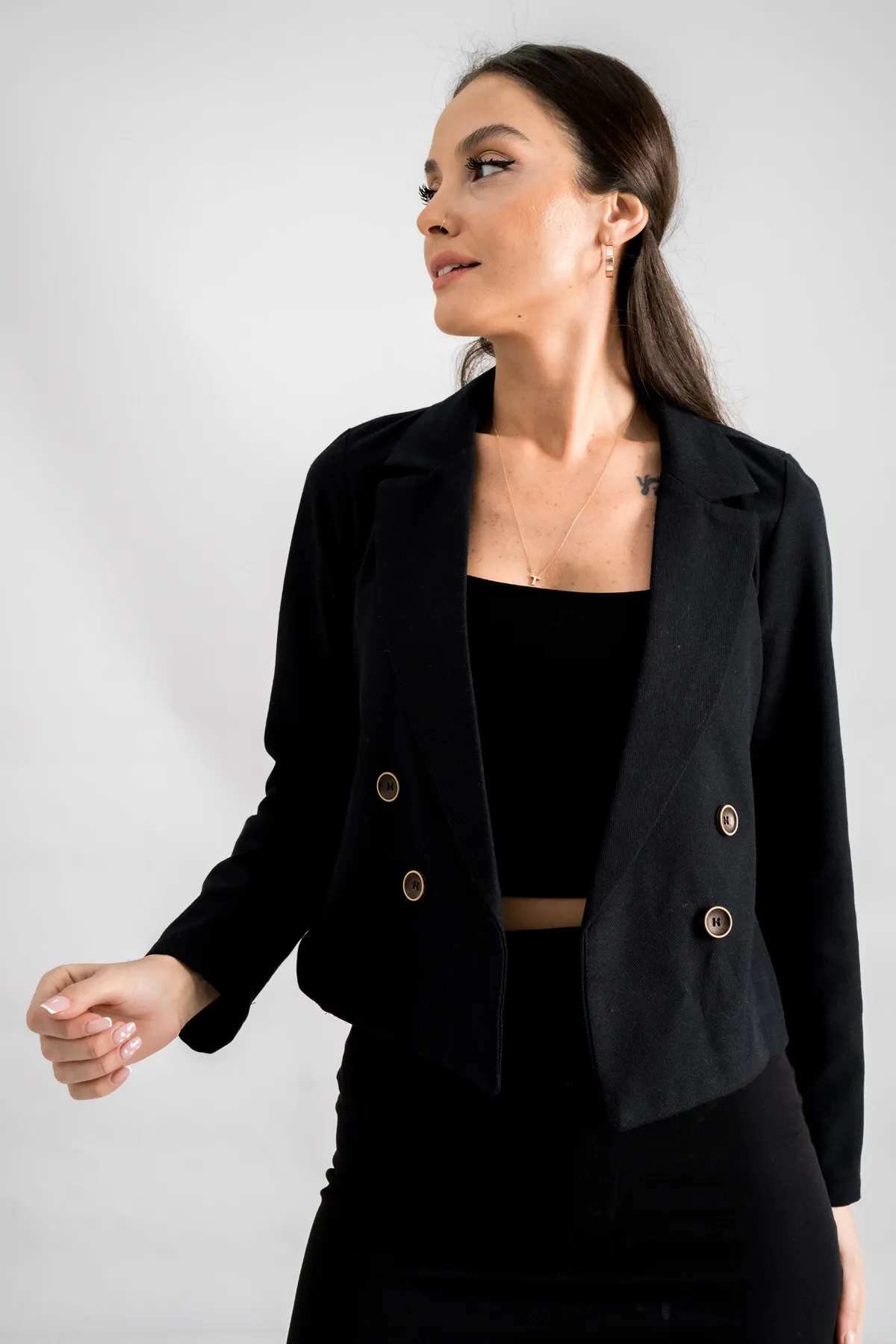 armonika  Schwarze kurze Damenjacke aus Gabardine mit zweireihigem Kragen ARM-24Y001010