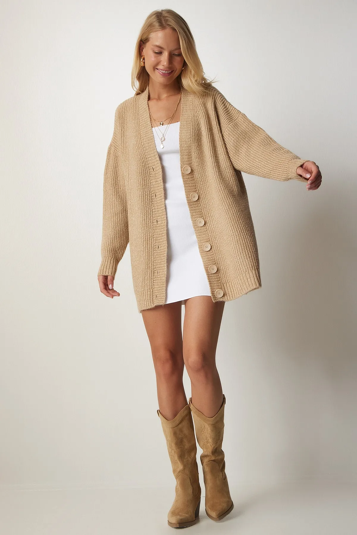Happiness İstanbul  Beigefarbene, lange Strickjacke mit Knöpfen für Damen MX00117