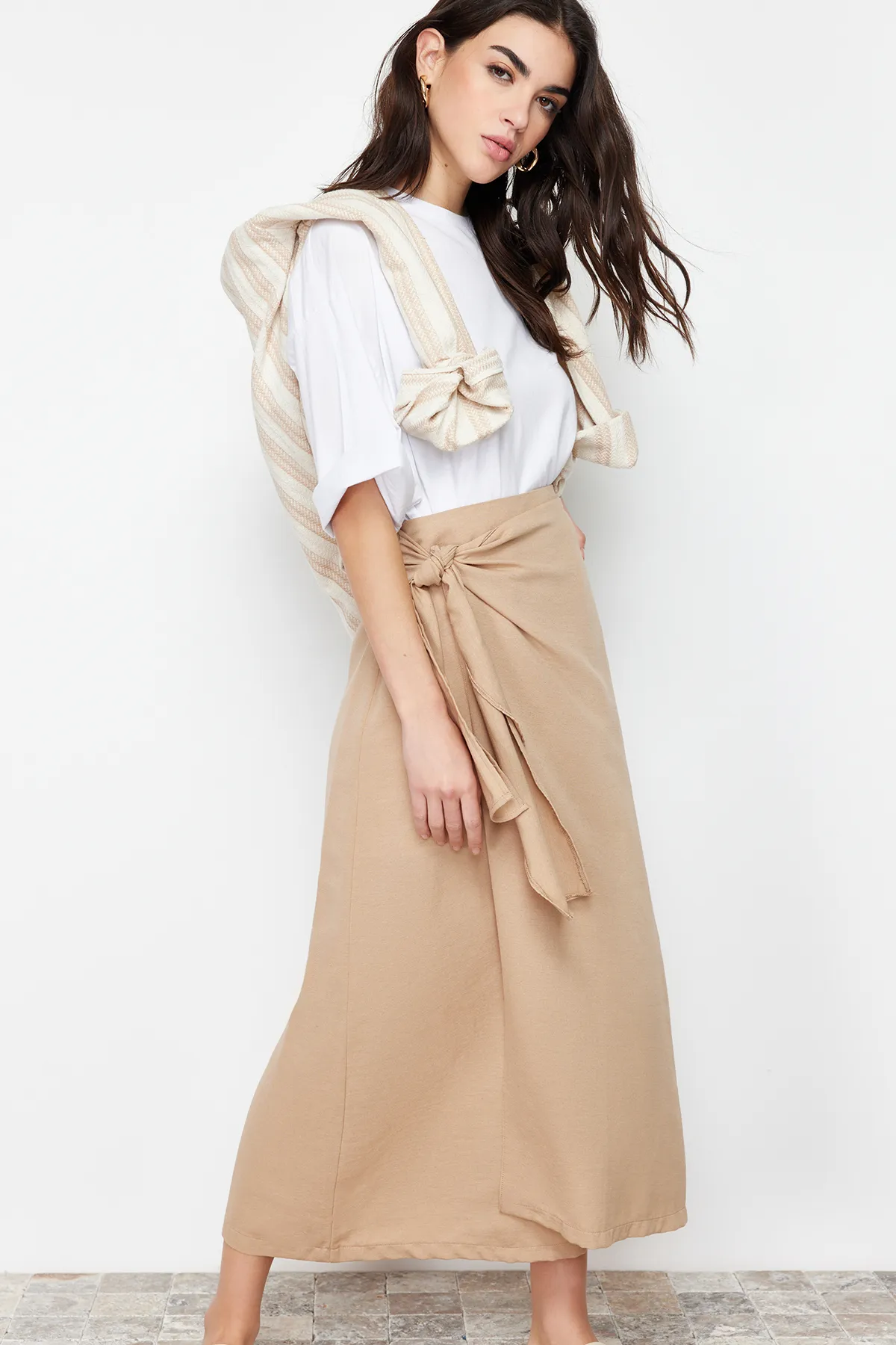 Trendyol Modest  Kamelfarbener, zweireihiger Rock mit Krawatte und gewebtem Leinen-Look und detaillierten Details TCTSS24EE00002
