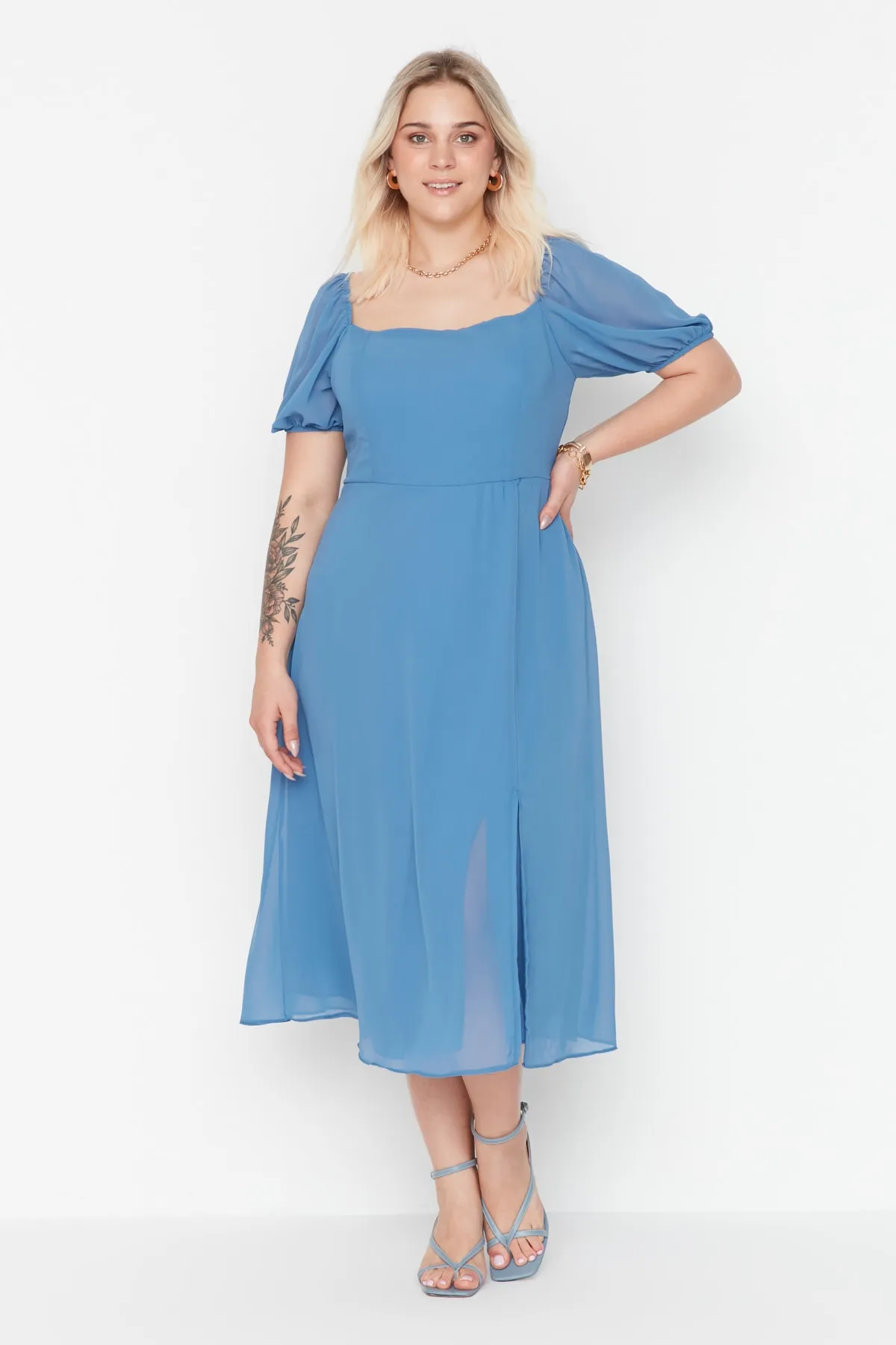 Trendyol Curve  Blaues gewebtes Kleid mit Schlitz TBBSS22AH0012