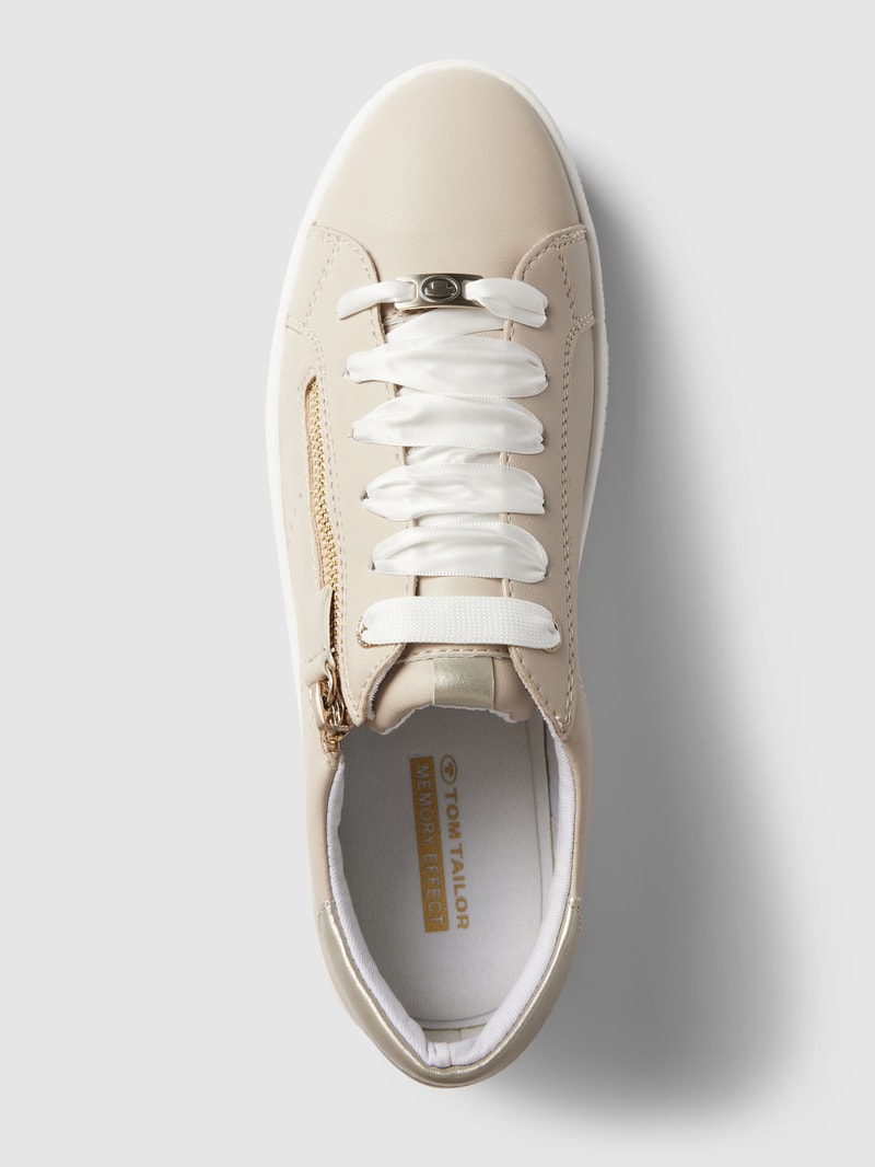 Sneaker mit Label-Details in beige
