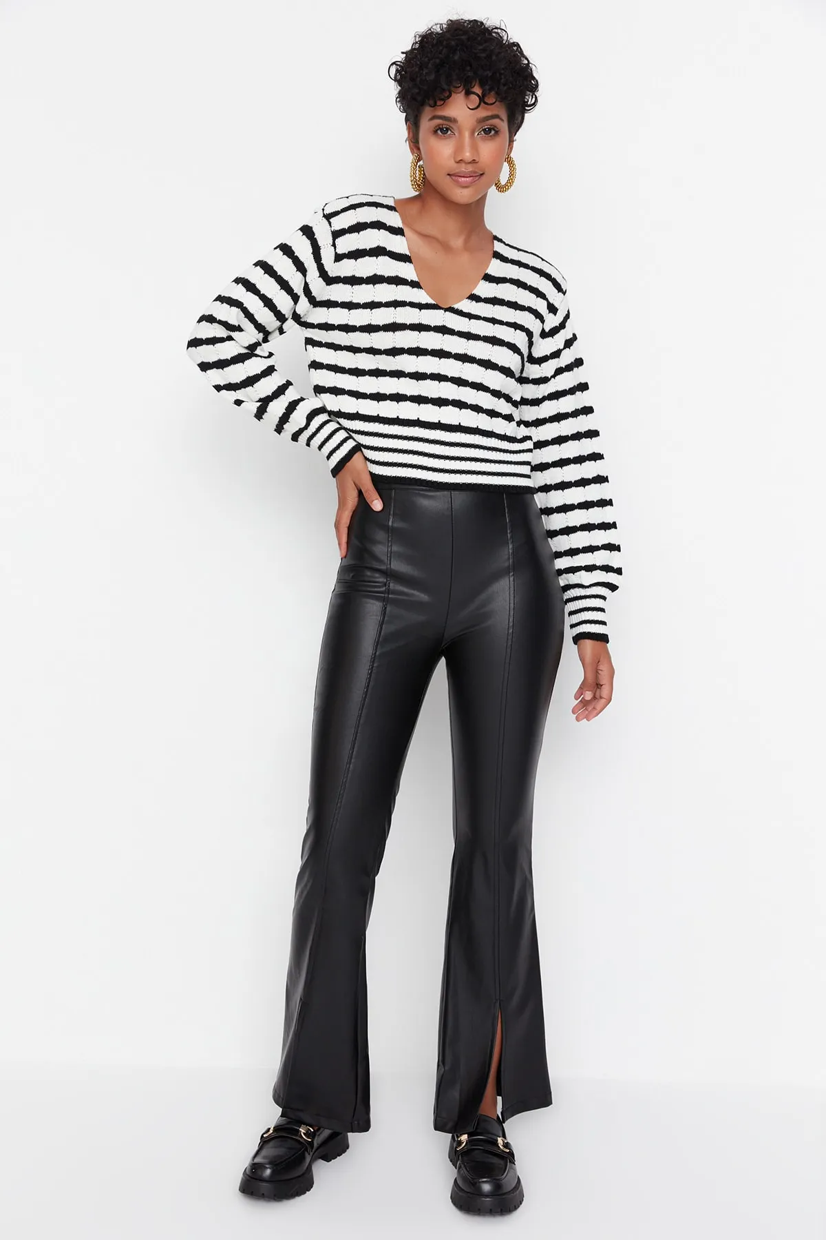 Trendyol Collection  Schwarze Hose aus gewebtem Kunstleder mit ausgestelltem Bein und Schlitzdetail TWOAW23PL00056