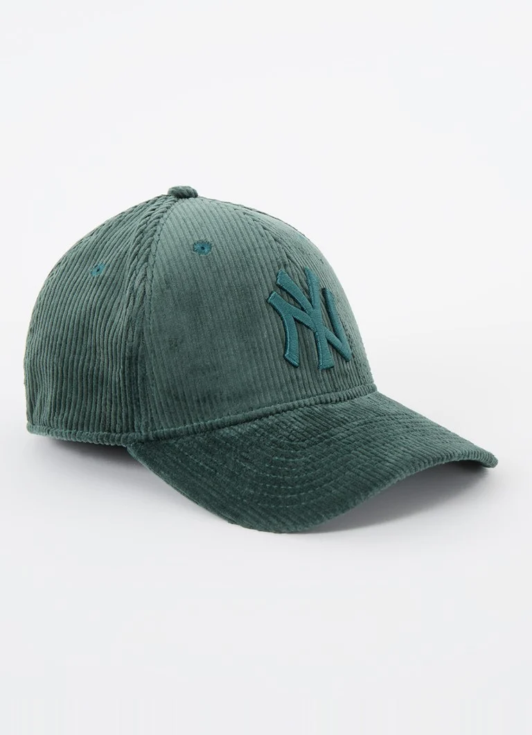 New Era cepure, kas izgatavota no korduroja ar New York Yankees izšuvumu