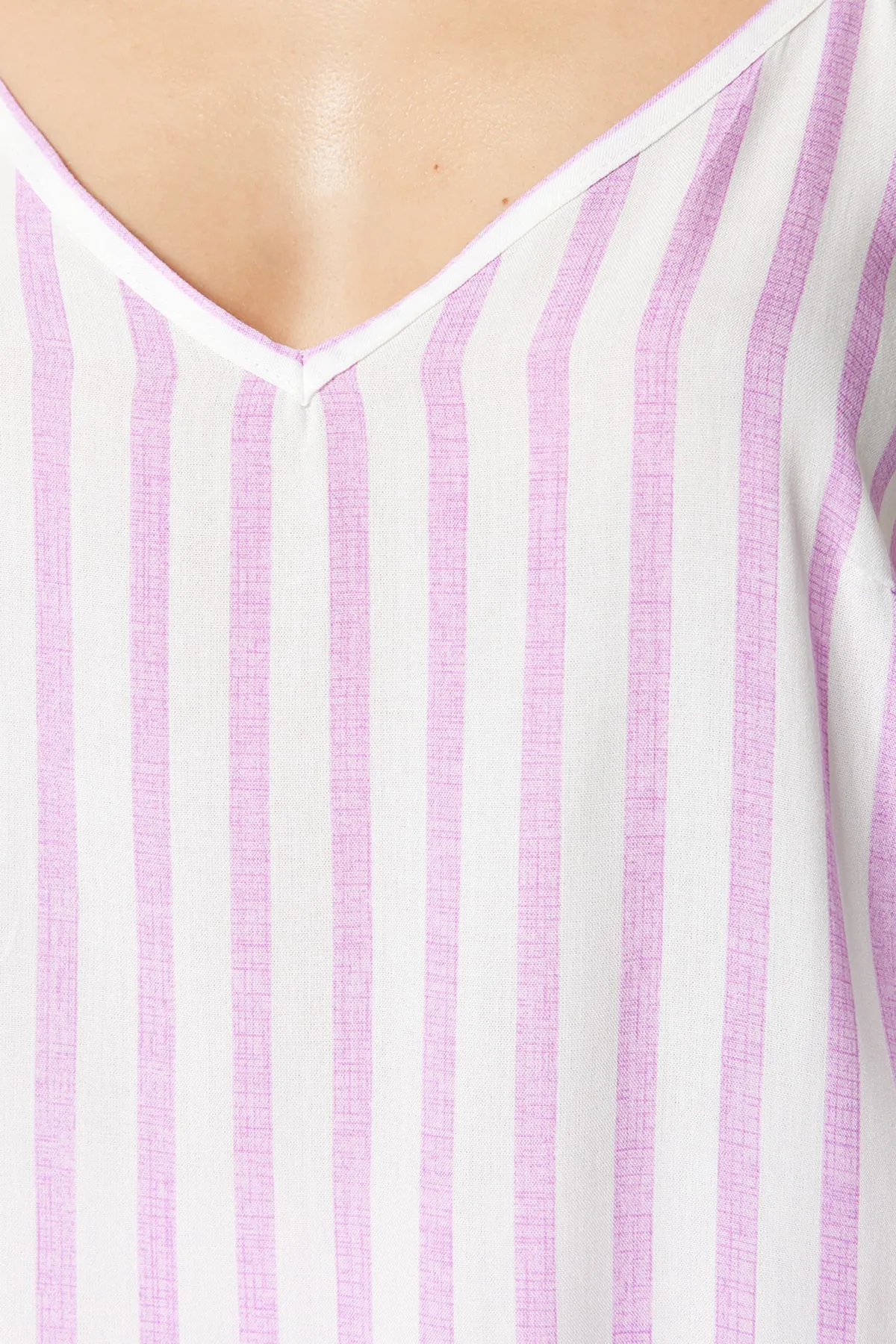 Trendyol Collection  Pyjama-Set aus Viskosegewebe mit lila gestreiften Seilträgern THMSS23PT00006