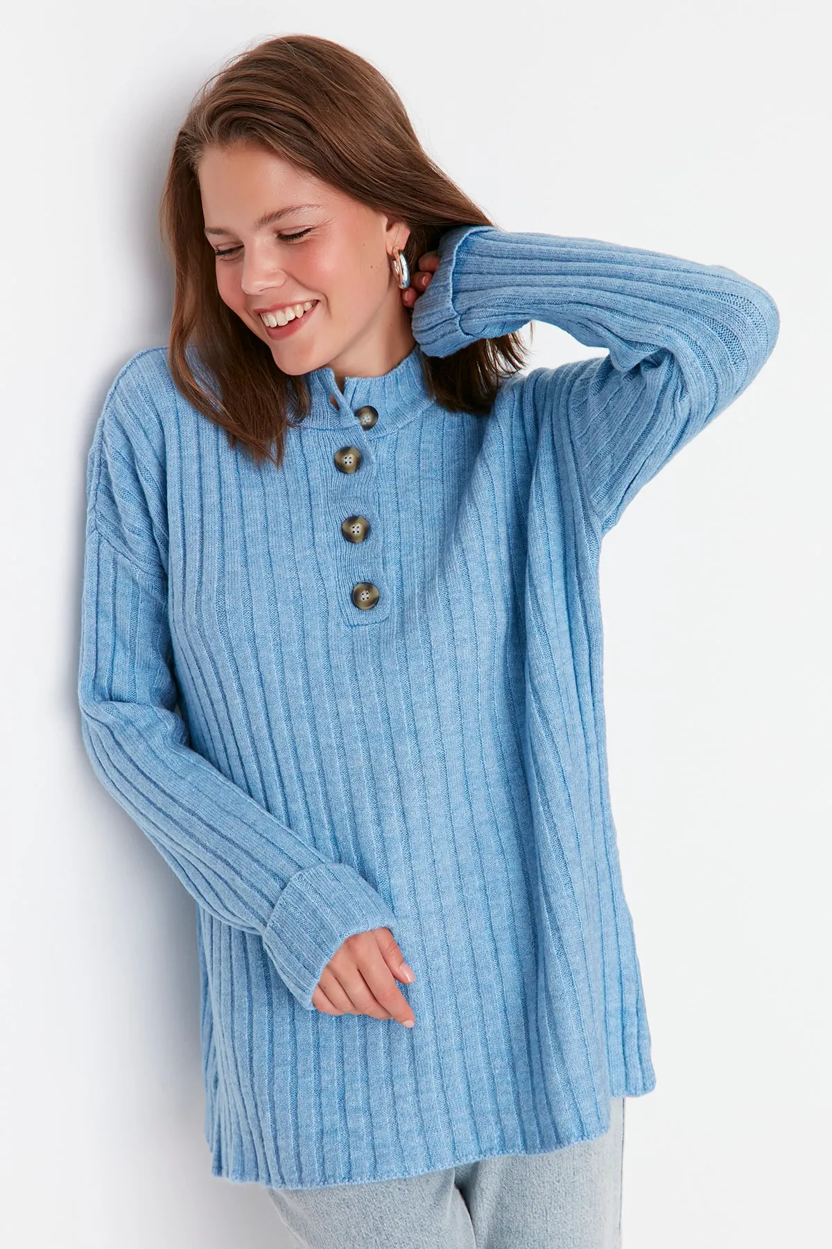 Trendyol Modest  Gerippter Strickpullover mit blauem Kragen und Knöpfen TCTAW23AK00035