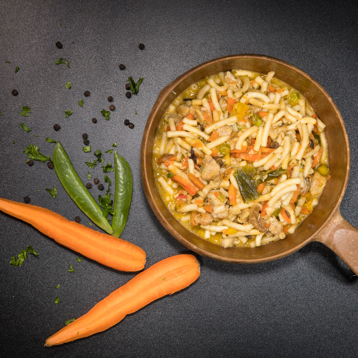 Hauptmahlzeit Nudelgericht mit Hähnchen