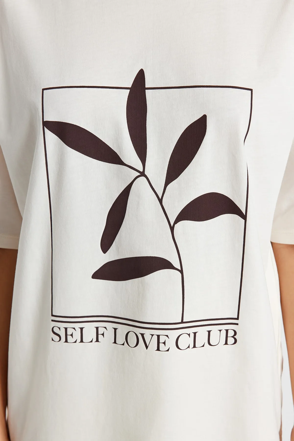 Trendyol Collection  Ecru, 100 % Baumwolle, bedrucktes, entspanntes/weites, entspannt geschnittenes Strick-T-Shirt mit Rundhalsausschnitt TWOSS23TS00267