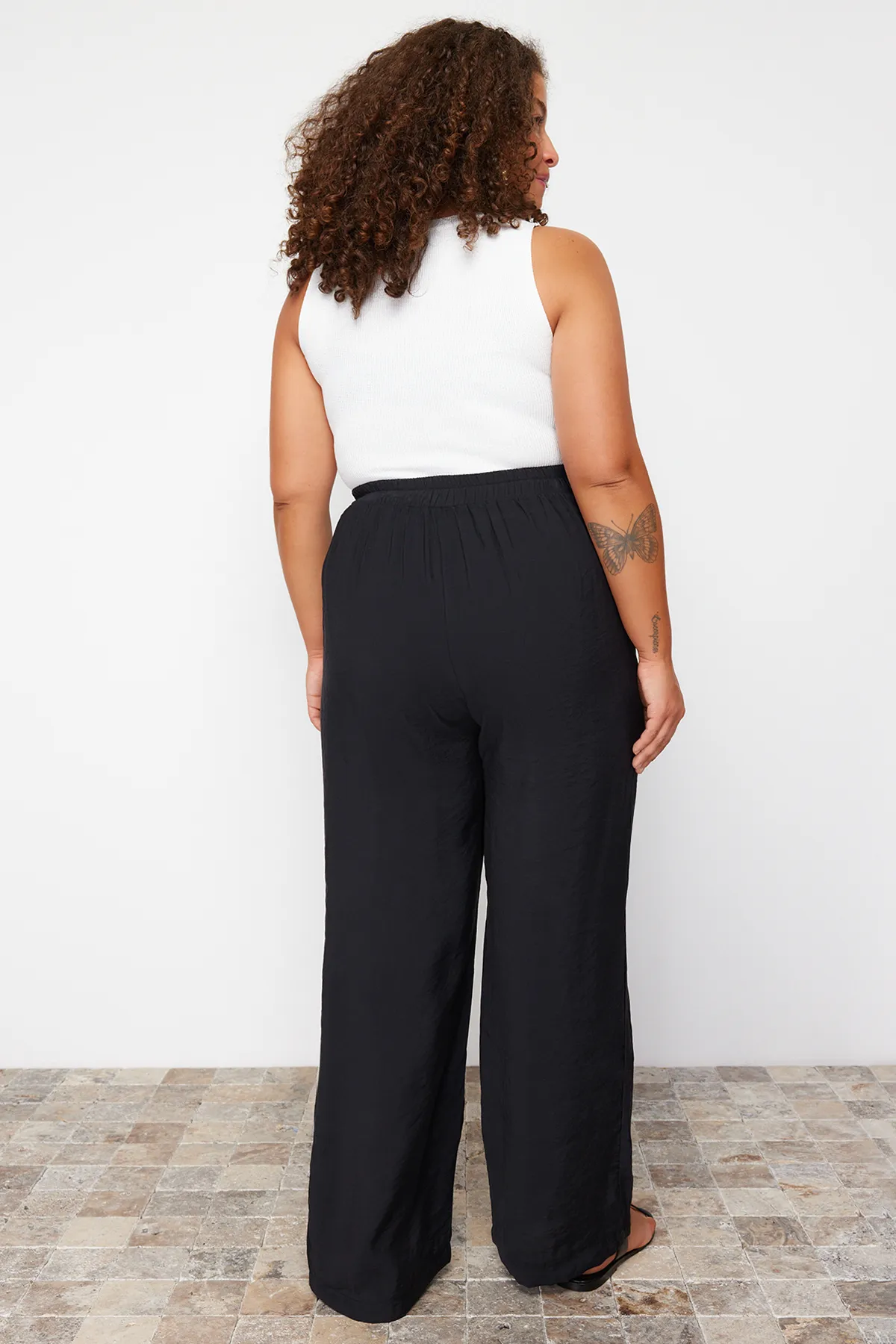 Trendyol Curve  Schwarze gewebte Hose mit weitem Bein TBBSS24AR00011