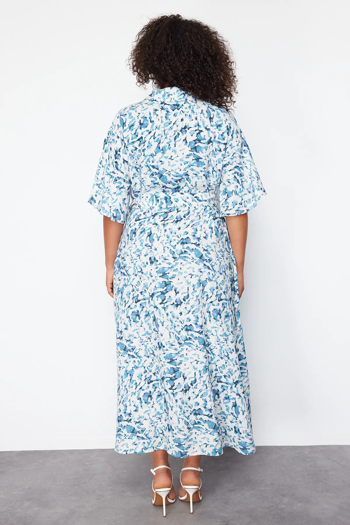 Trendyol Curve  Weiß-blaues Shally Woven Kleid in Übergröße