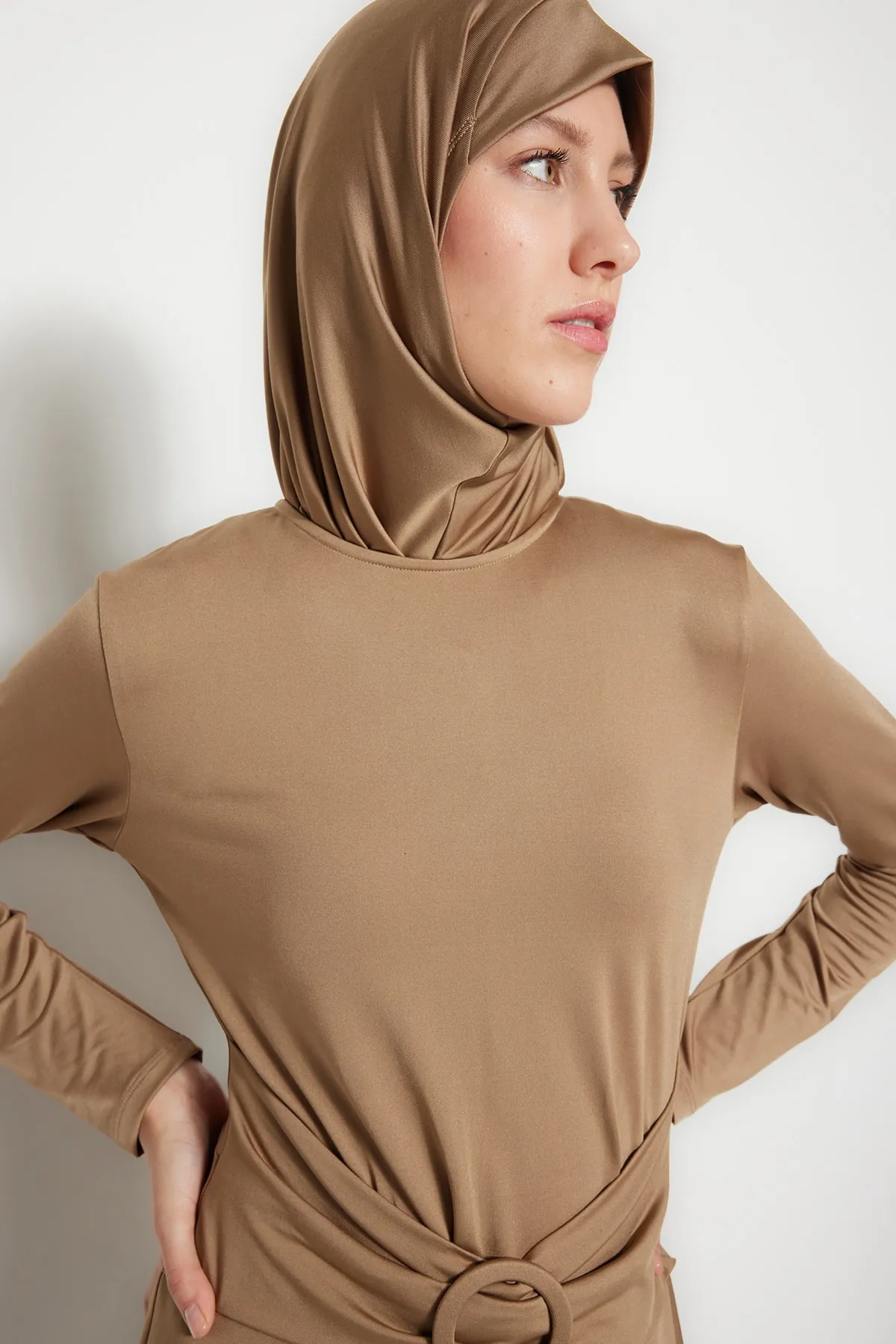 Trendyol Modest  Nerzfarbener, vollständig bedeckter, gestrickter Lycra-Badeanzug mit Selbstgürtel, 4-teilig TCTSS23CF00038
