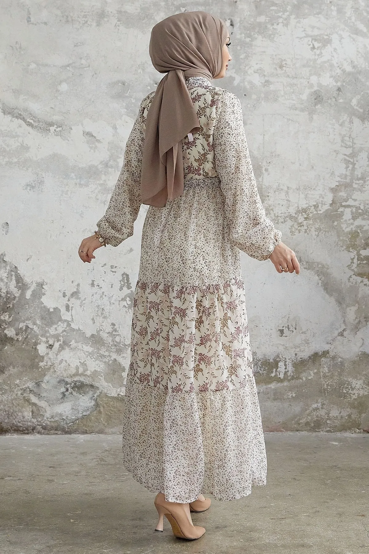 InStyle  Nessa Chiffonkleid mit Blumenmuster und Gürtel – Puder