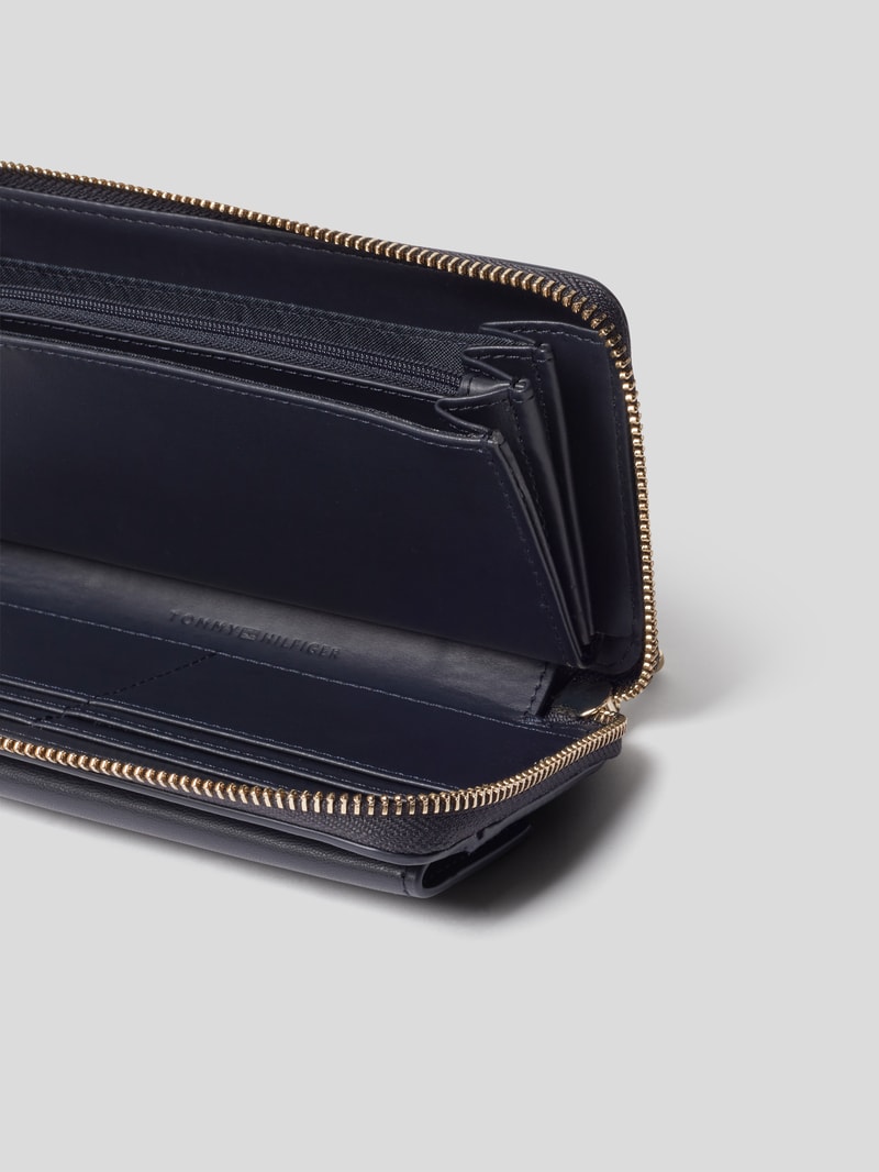 Portemonnaie mit Label-Applikation in marineblau