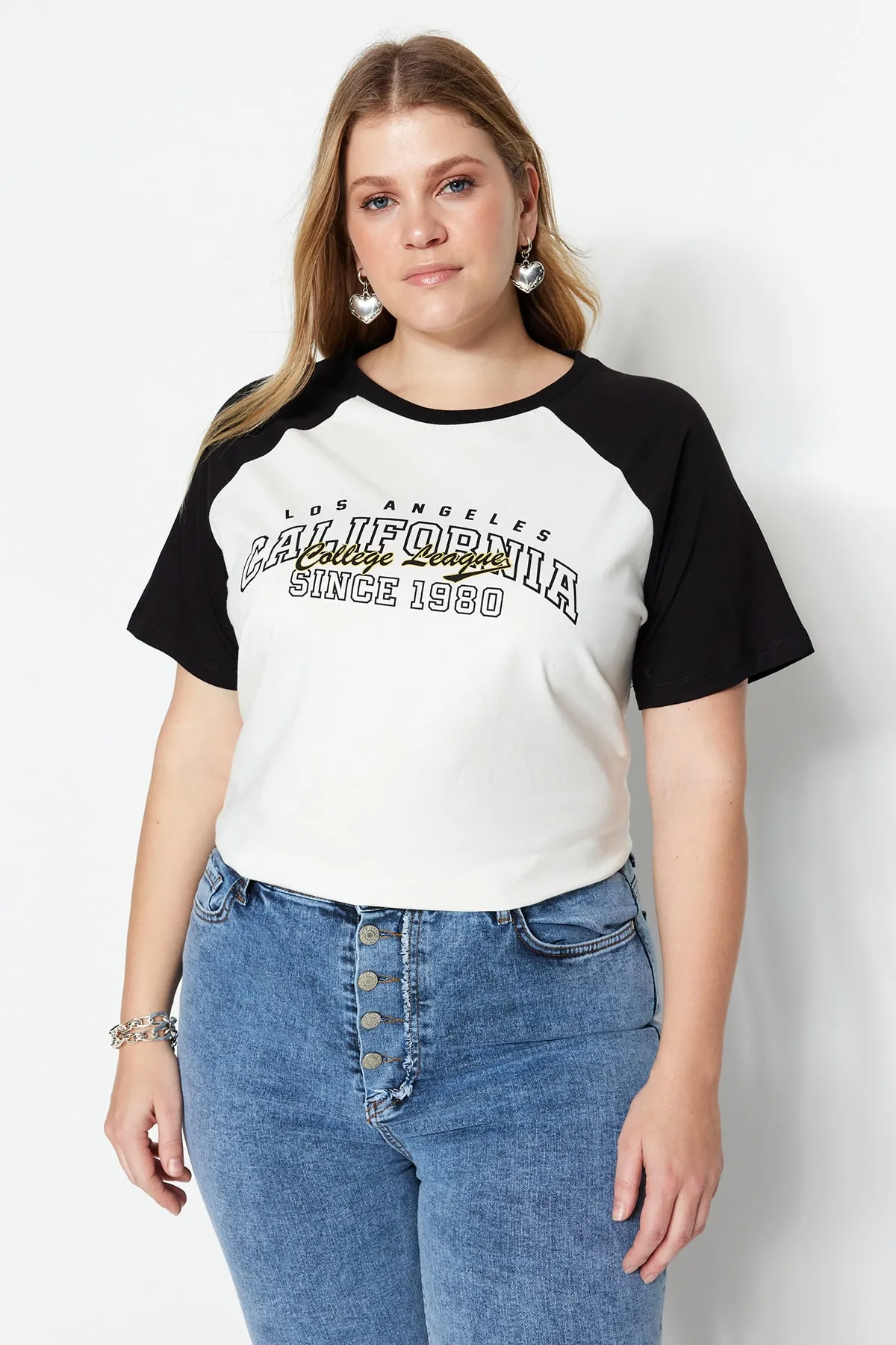 Trendyol Curve  Ecrufarbenes, bedrucktes Strick-T-Shirt TBBSS23BF00014