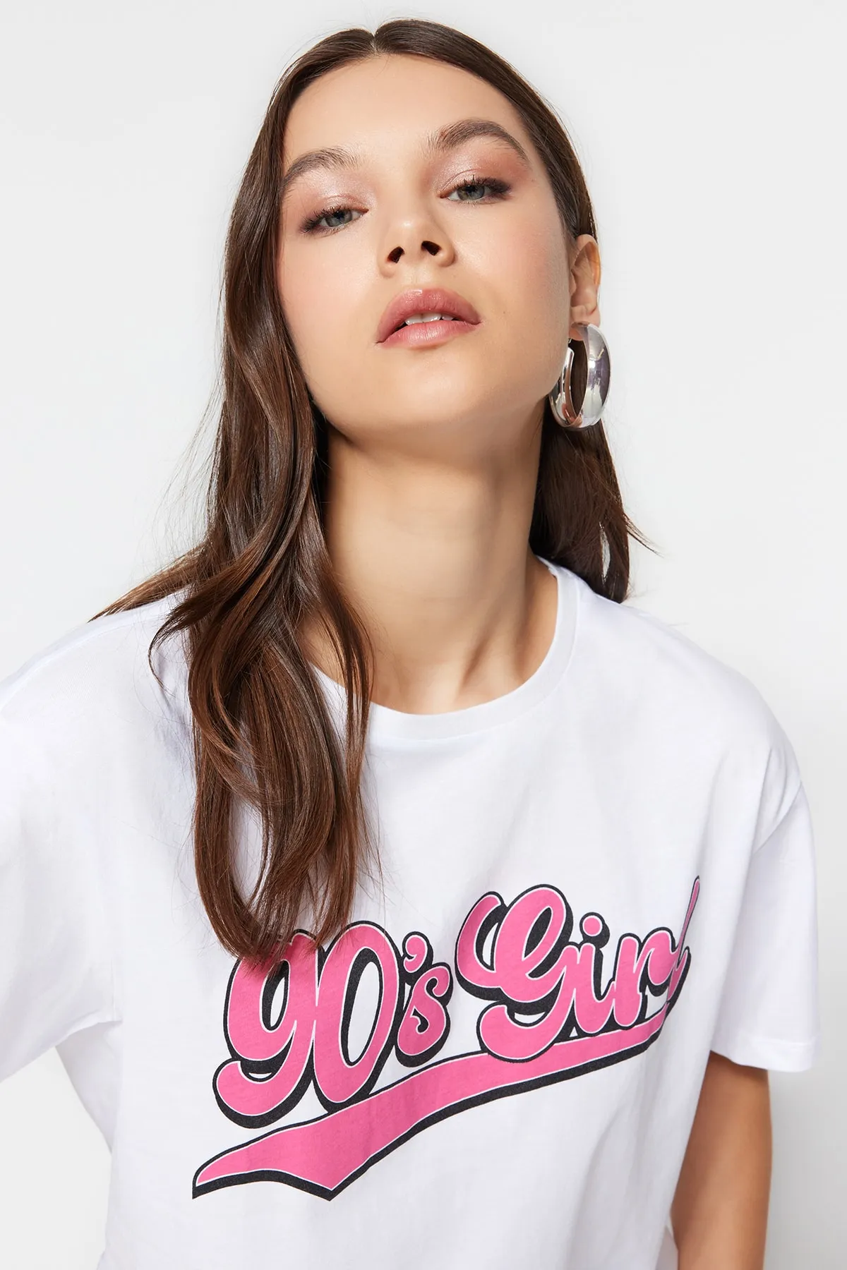 Trendyol Collection  Weißes bedrucktes Oversize/Wide Fit Strick-T-Shirt mit Stehkragen, 100 % Baumwolle TWOSS23TS00373