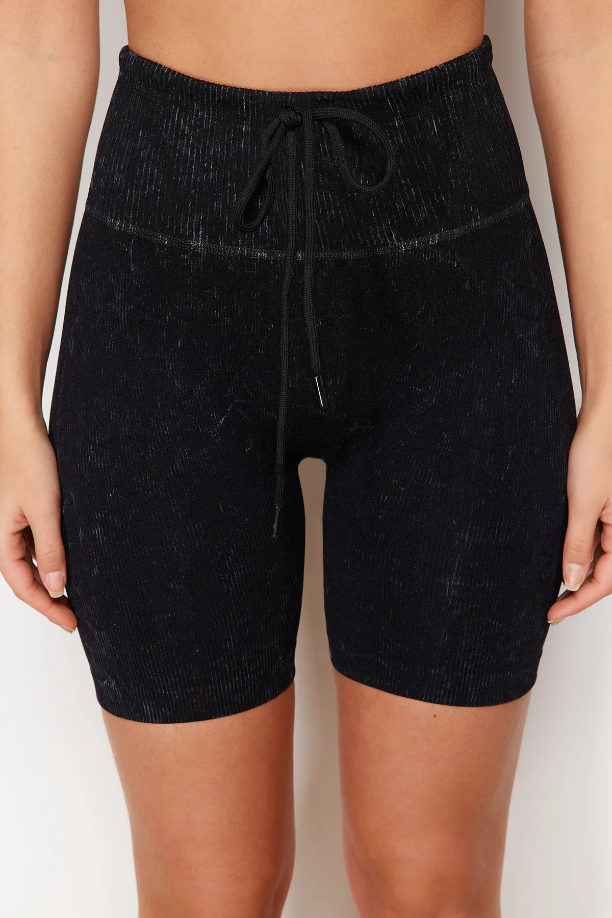 Trendyol Collection  Schwarze nahtlose/nahtlose Reflektor-Druck- und Acid-Wash-Strick-Sportshorts/kurze Leggings THMSS24TY00028