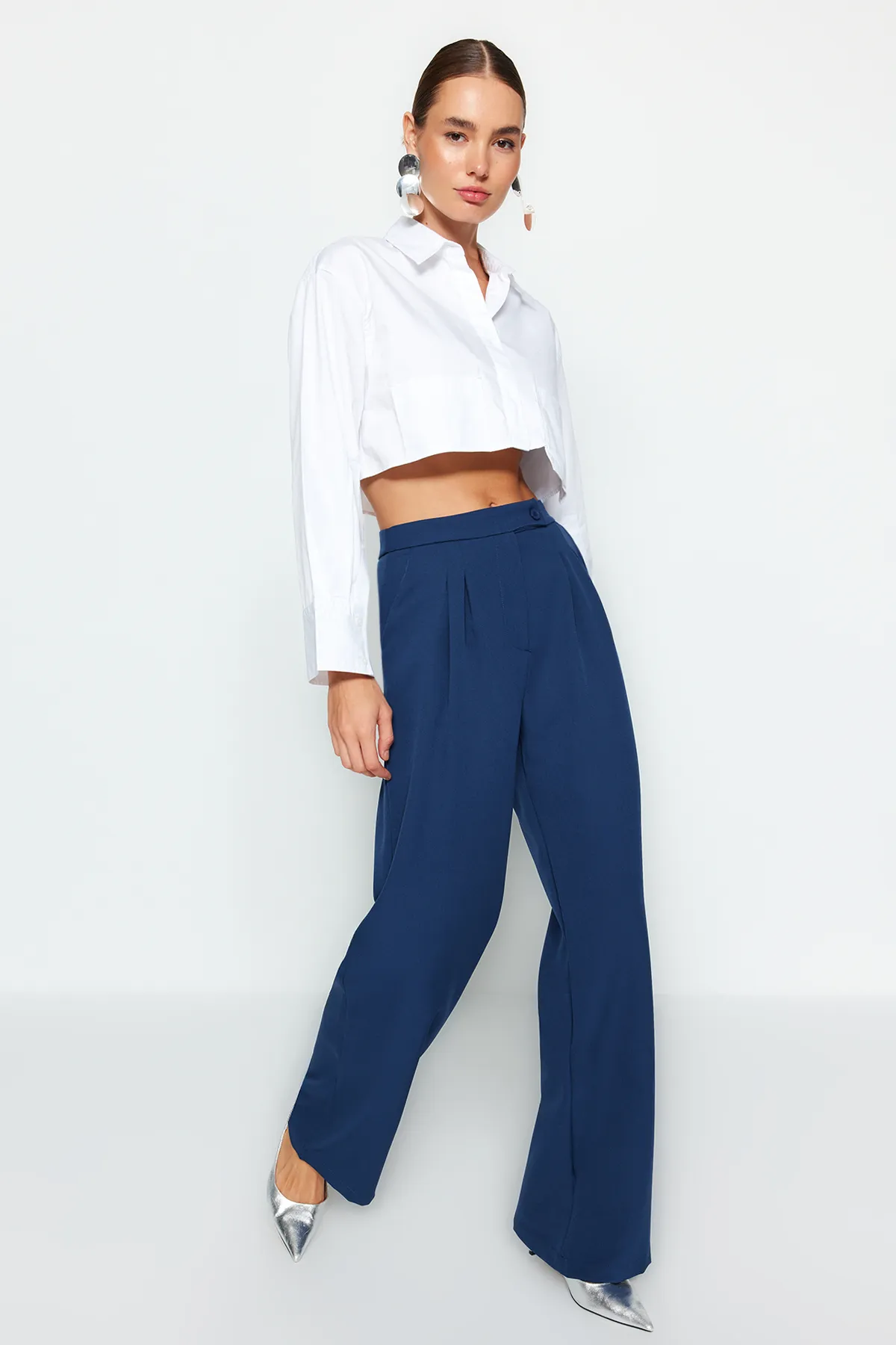 Trendyol Collection  Marineblaue gewebte Hose mit weitem Bein, weitem Bein und hoher Taille TWOAW22PL0066
