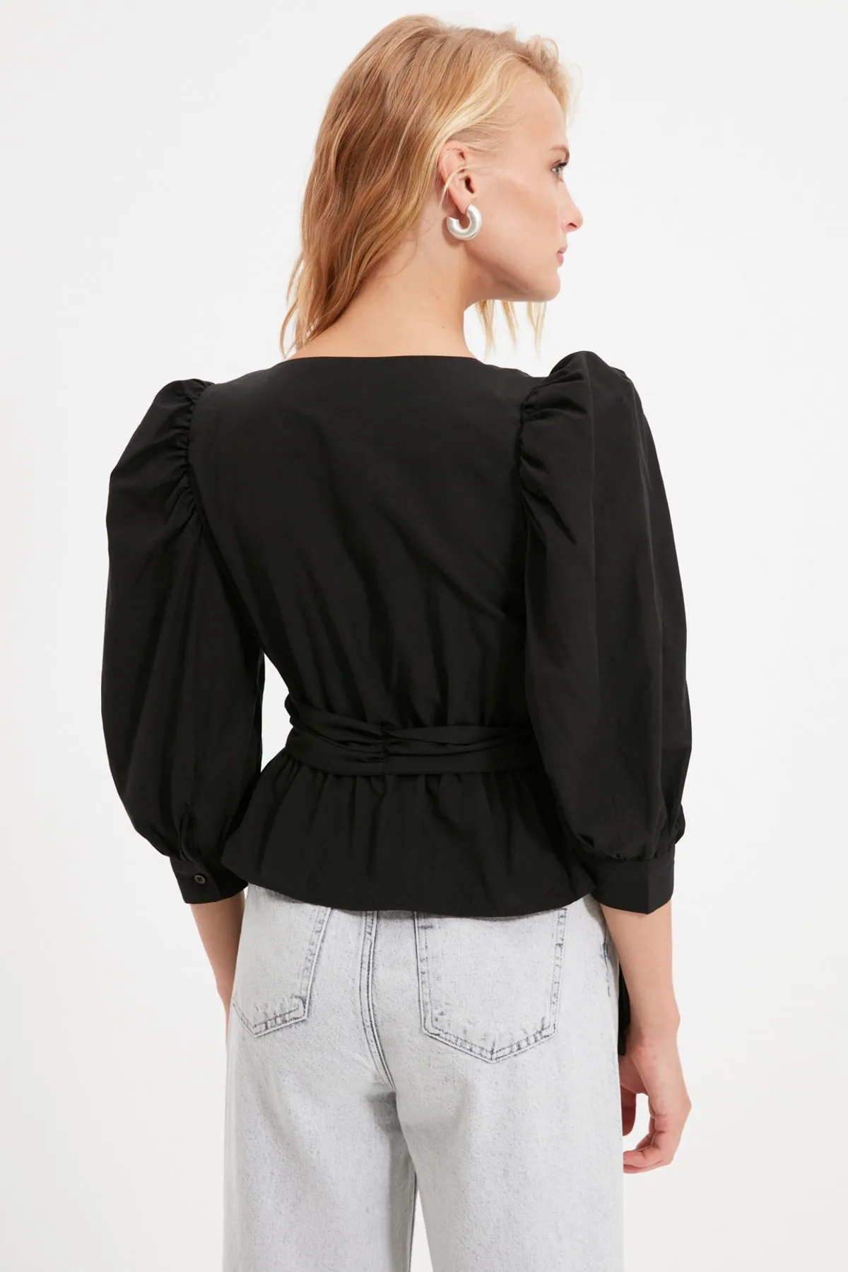 Trendyol Collection  Schwarze zweireihige Webbluse mit Gürtel TWOAW20BZ0923