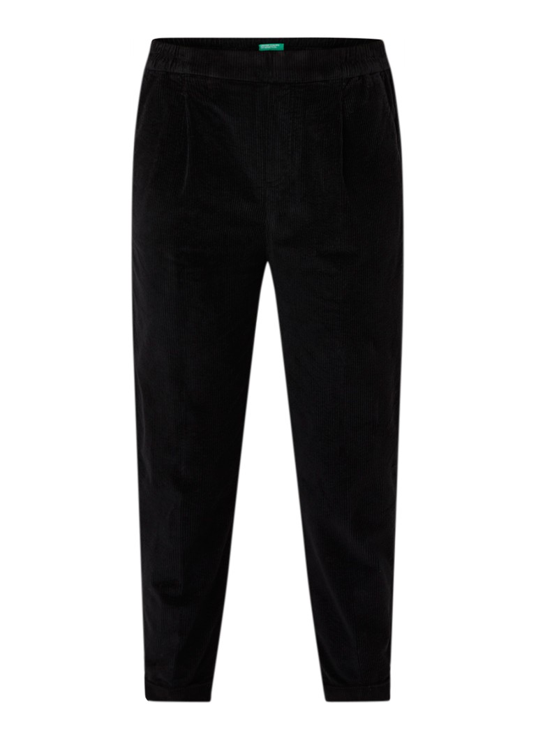 Pantaloni mulați din catifea reiată, cu talie înaltă și croială scurtă pe picior, de la Benetton.