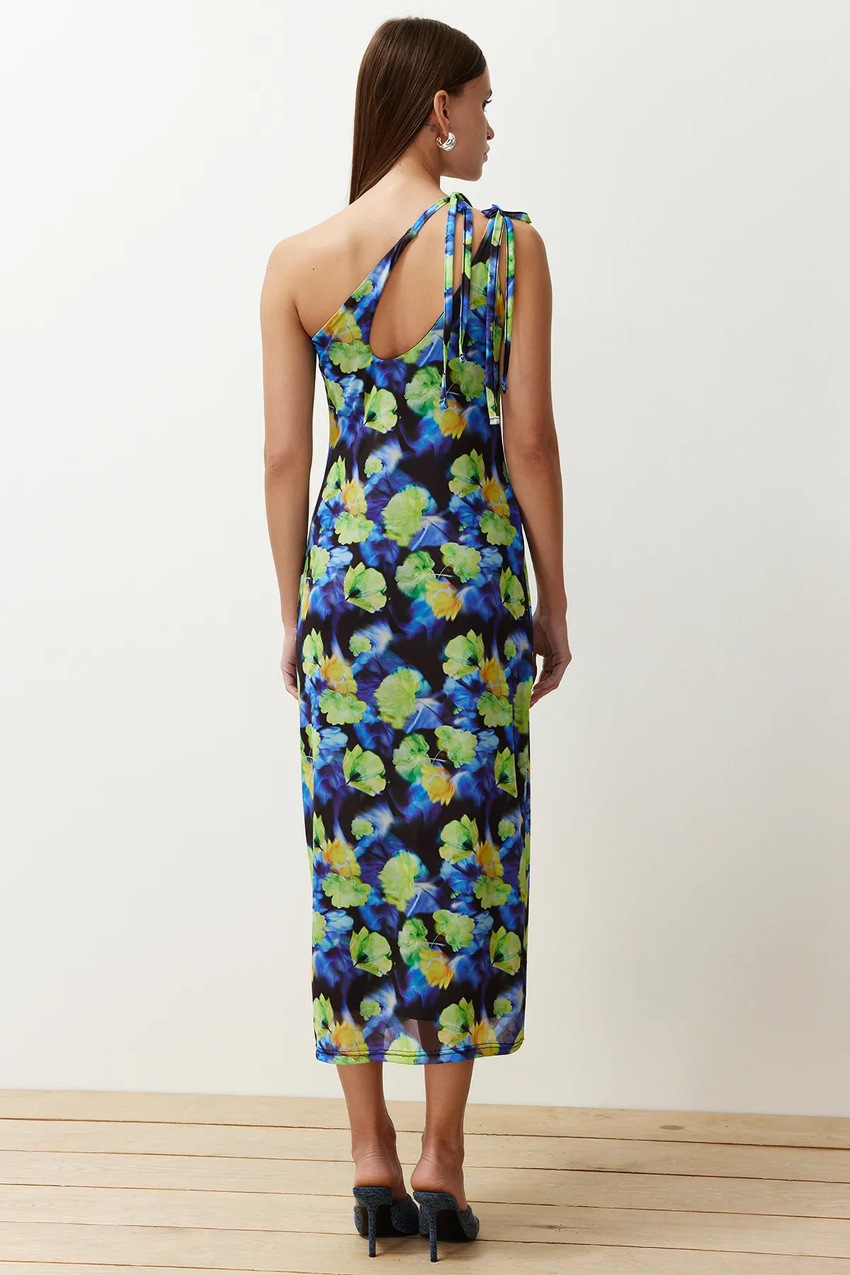 Trendyol Collection  Blaues, asymmetrisches, mit Tüll gefüttertes, figurbetontes Maxi-Bleistiftkleid aus dehnbarem Strick TWOSS23EL02315